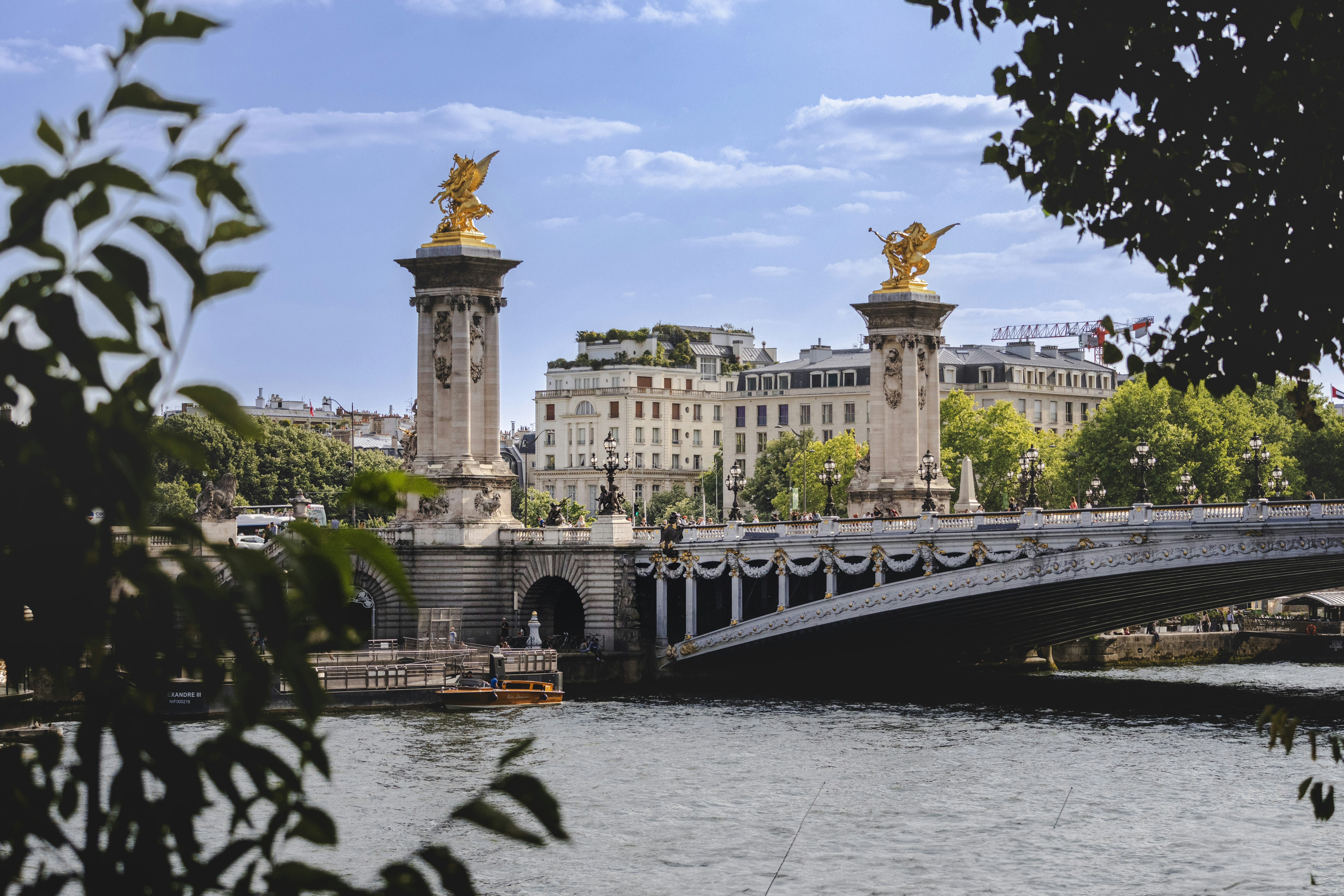 Pont Alexandre III: Keajaiban Arsitektur Paris yang Wajib Dikunjungi