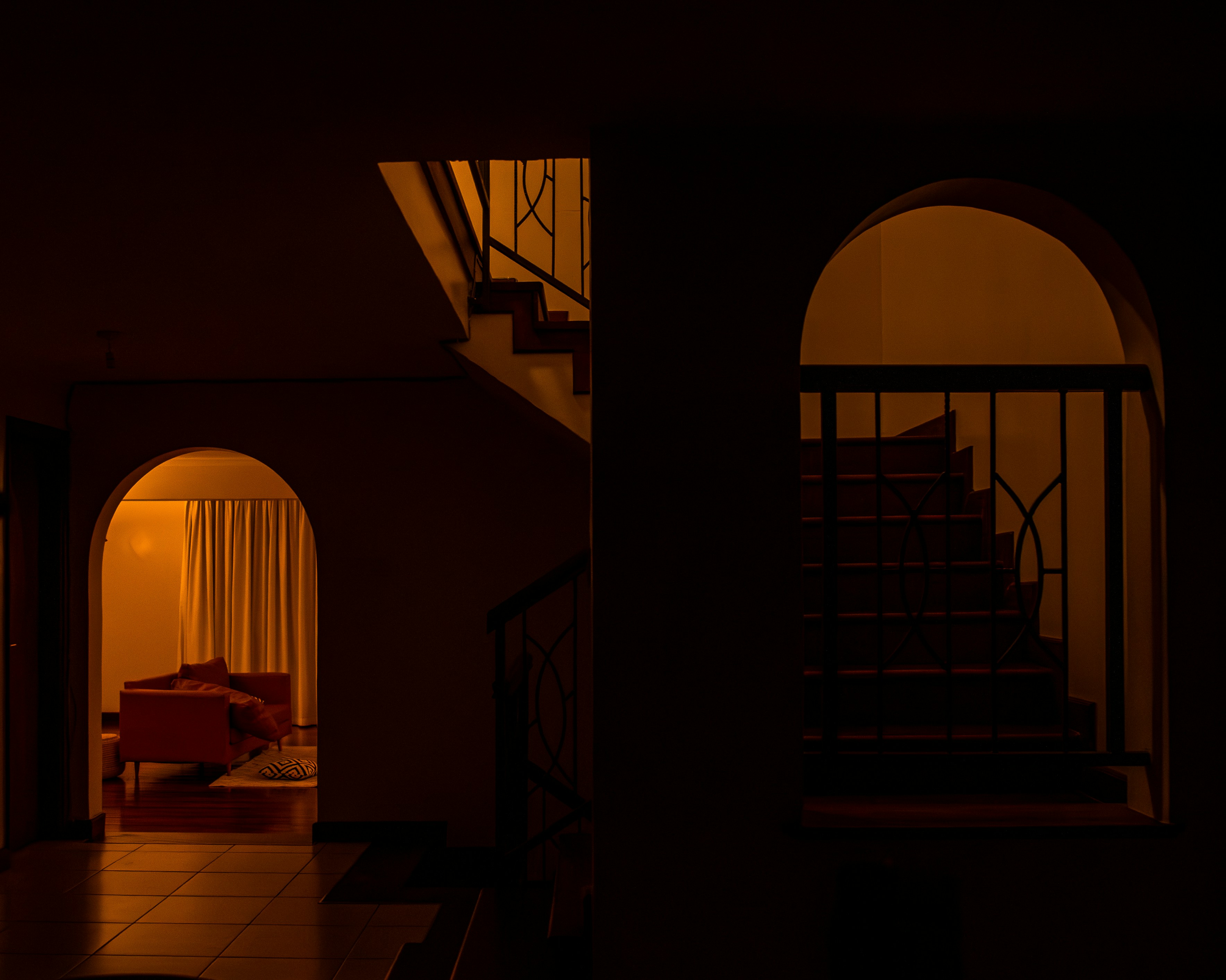 Innentreppe und Tür mit warmem Licht