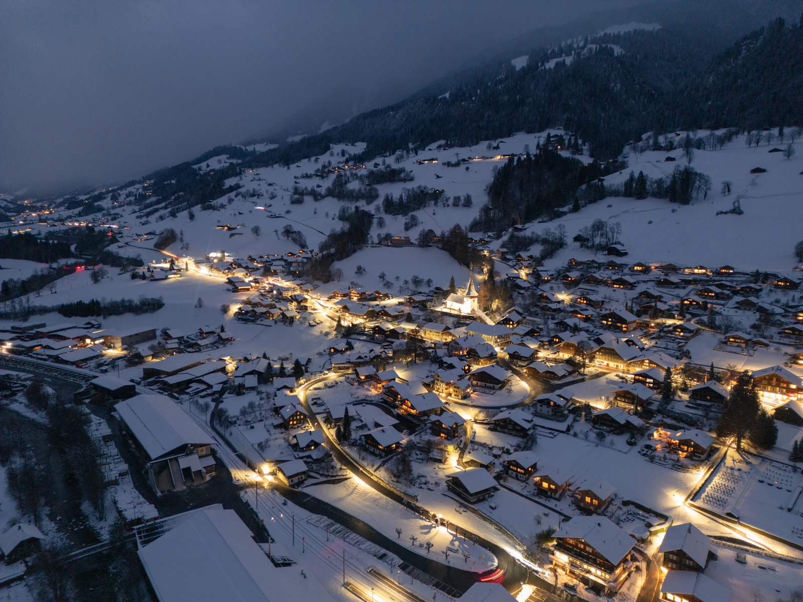 Village de montagne enneigé au crépuscule dans les Alpes — image d'illustration