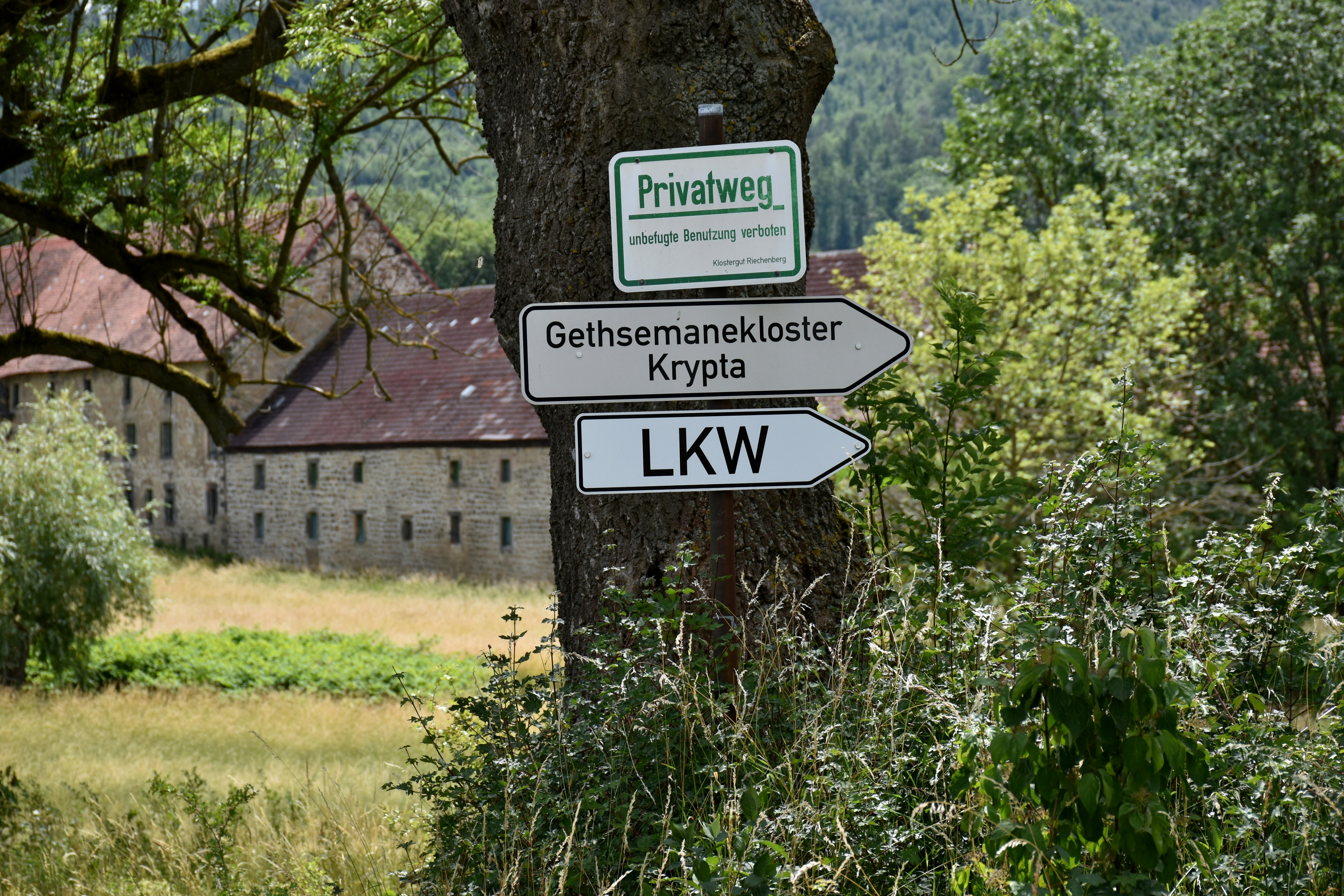 Signpost directs to gethsemanekloster and lkw.