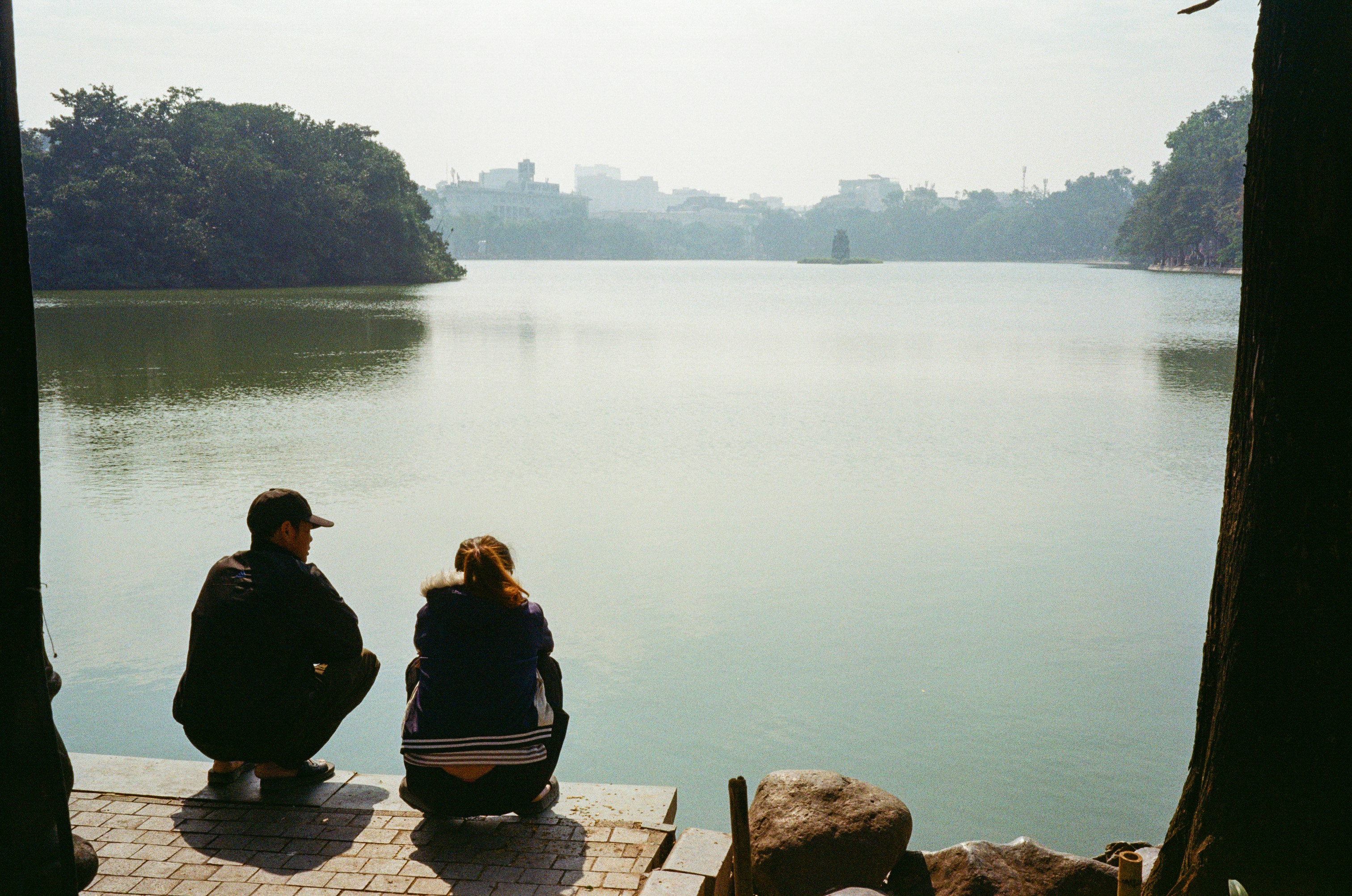 Deux personnes observant le lac calme en plein jour