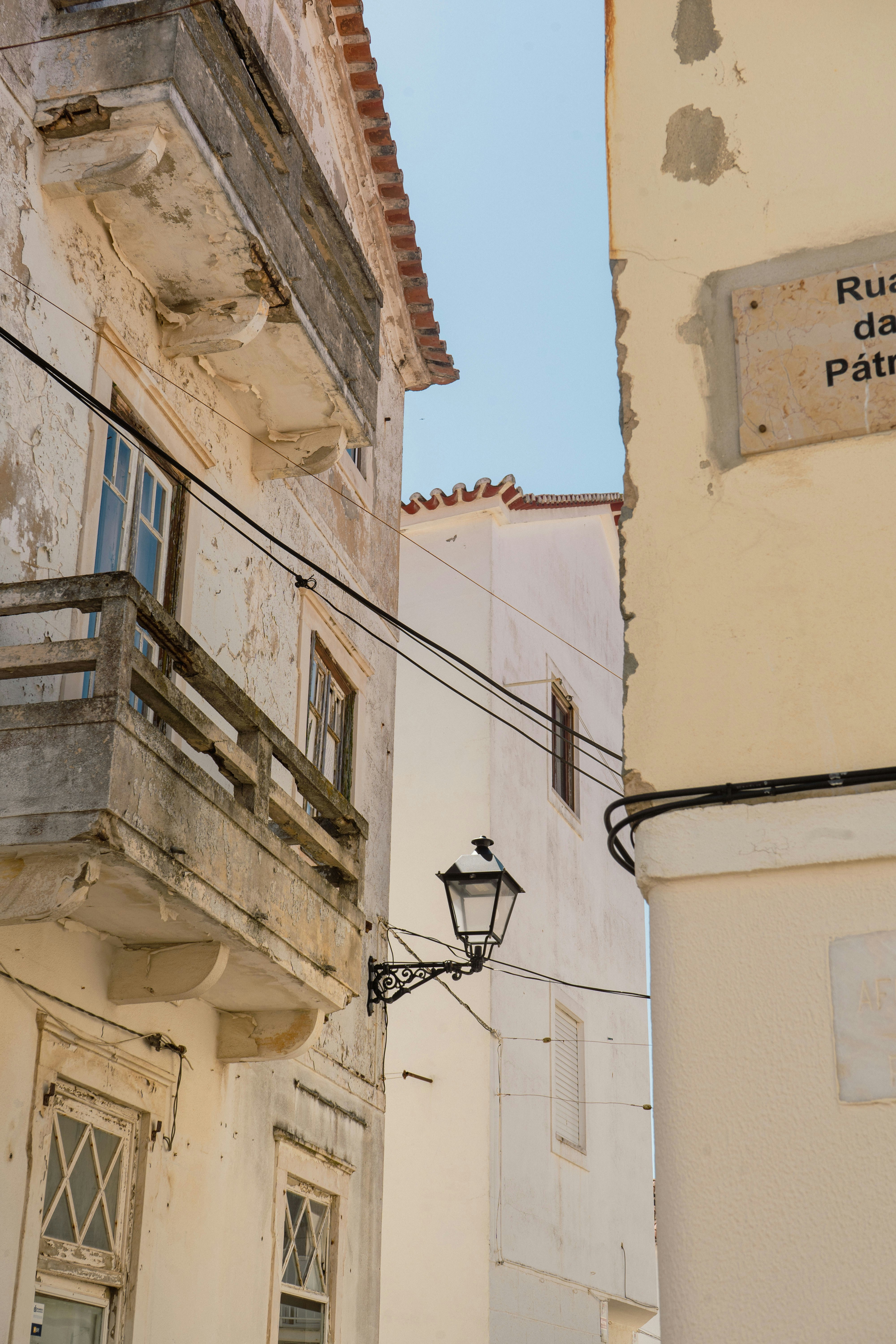 Edificios antiguos con una farola en un día soleado