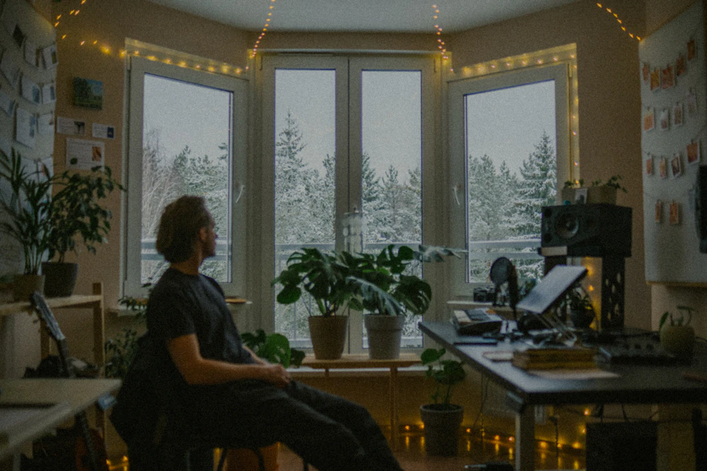 Living cálido con sillón, plantas y luz natural, ambientado como consultorio
