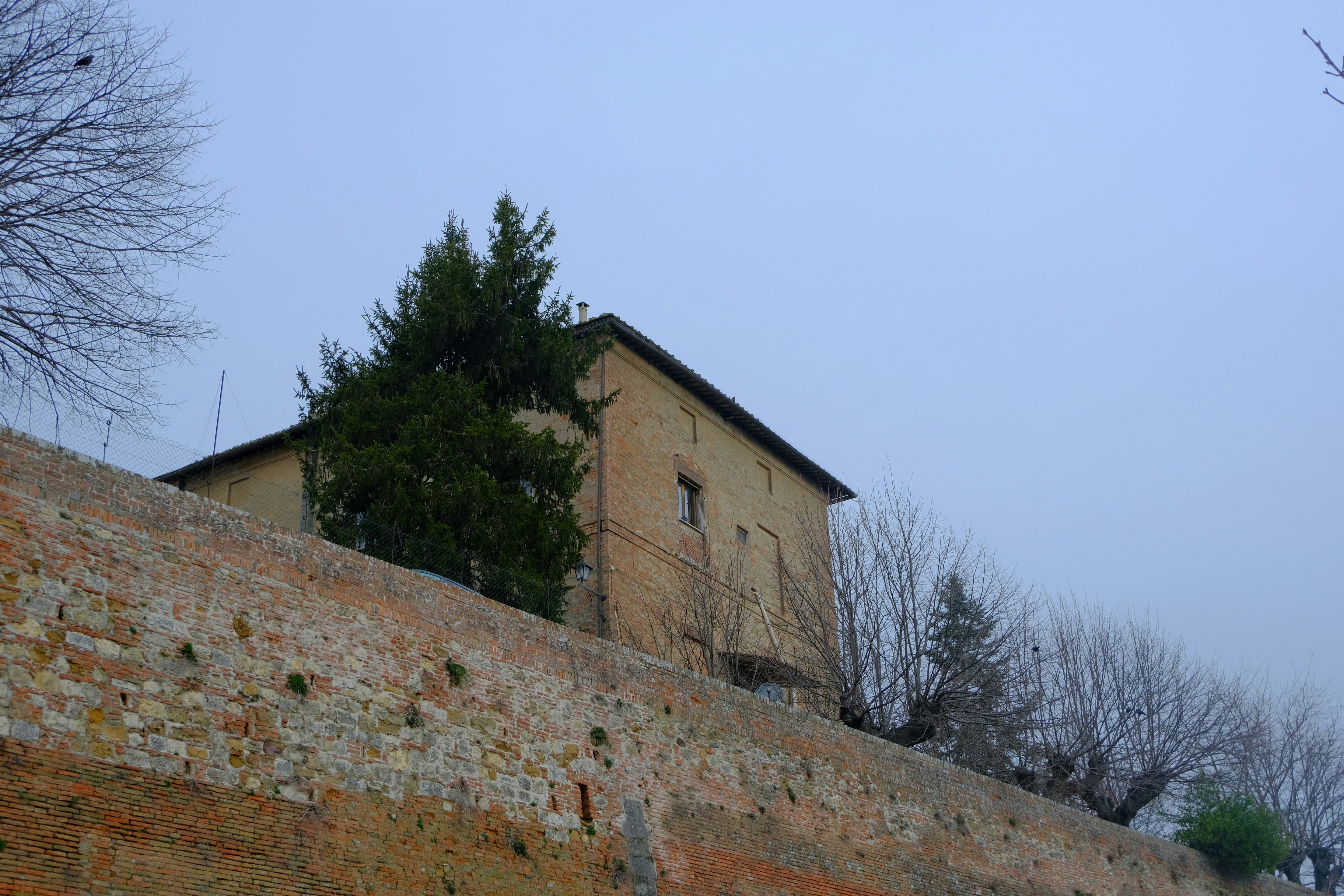 Historisches Steinhaus mit Terrassengarten und Weinreben