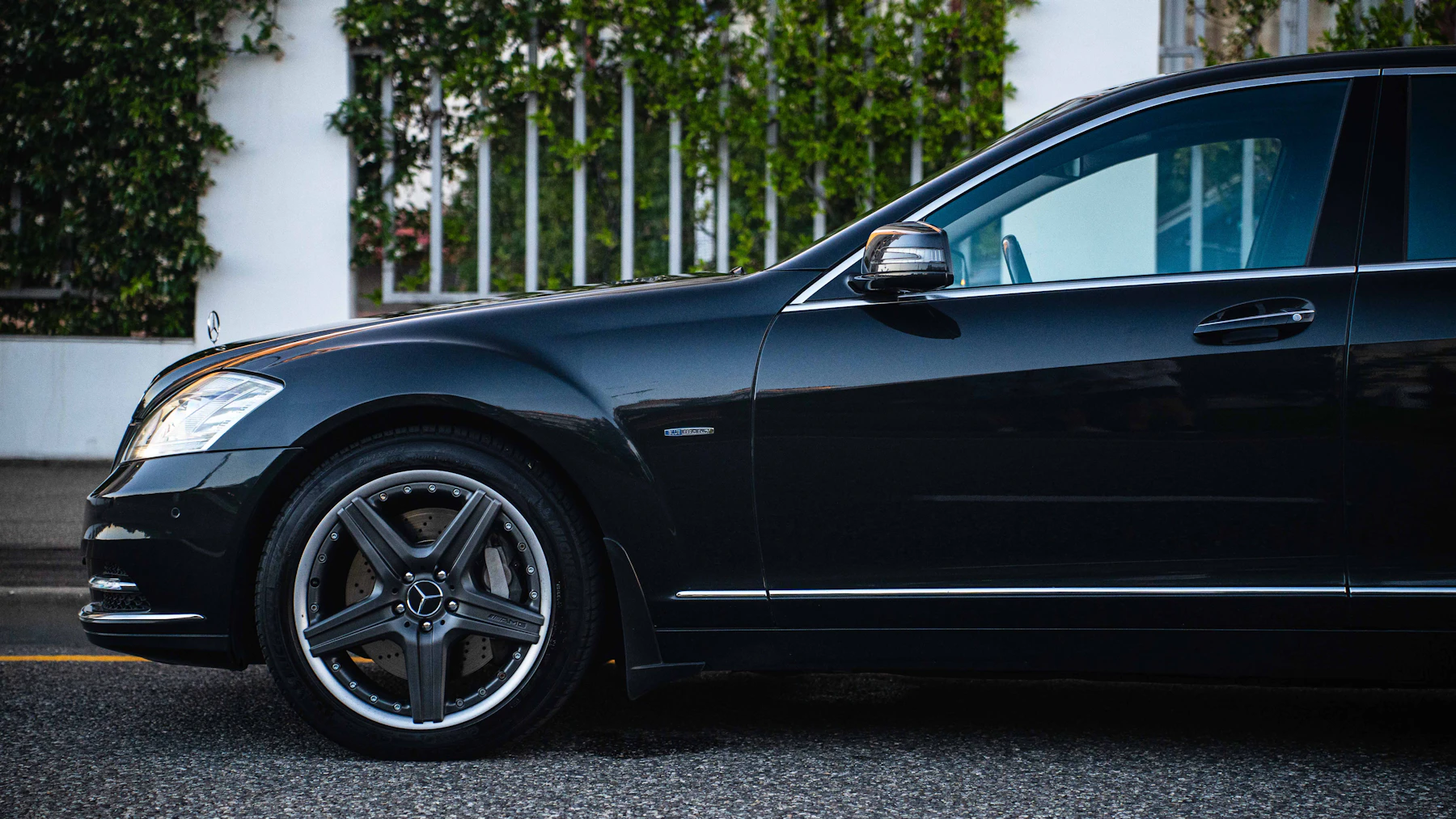 Σκούρο επιβατικό όχημα σε εταιρικό περιβάλλον.