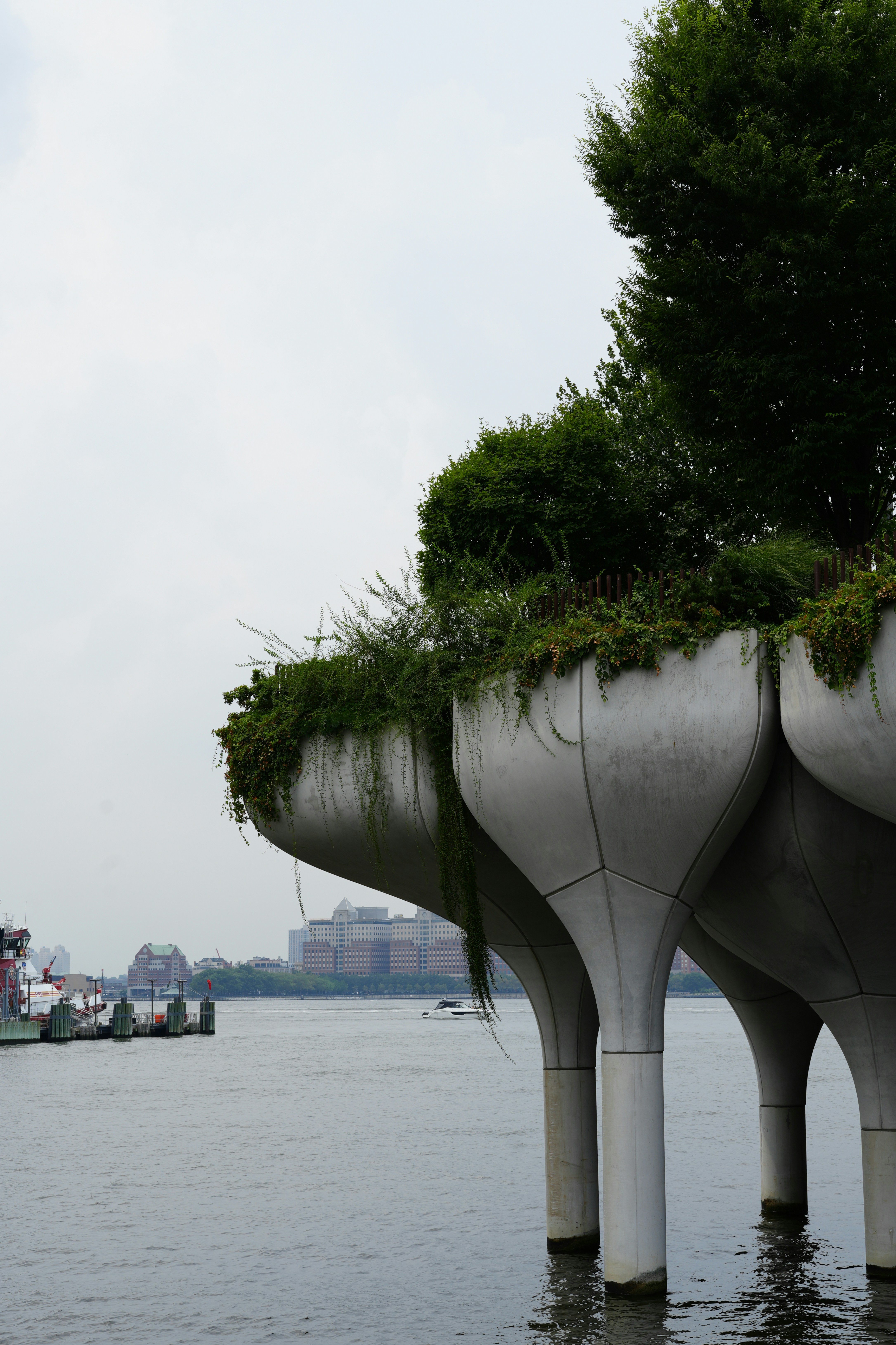 Strutture in cemento con verde si ergono dall'acqua.