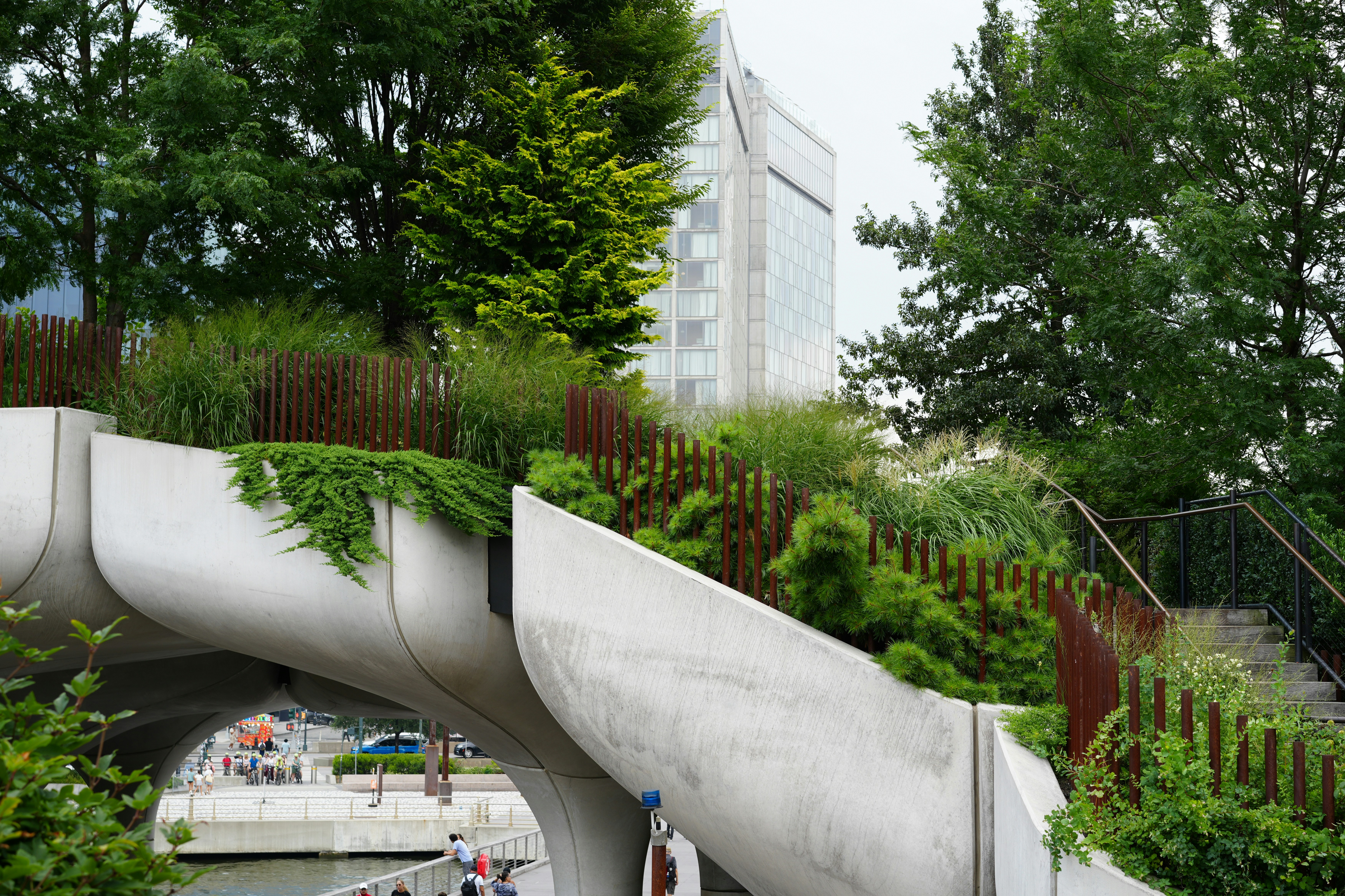 Architettura moderna con rigoglioso giardino urbano