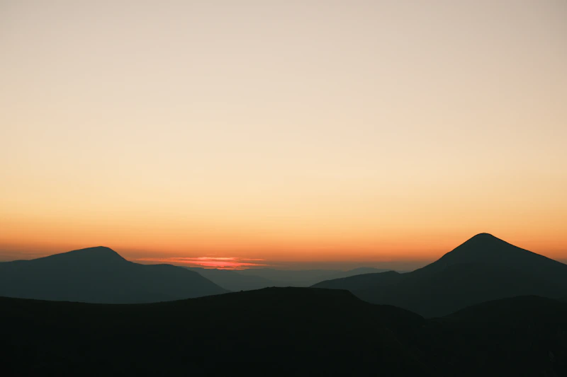 Lever de soleil sur les montagnes