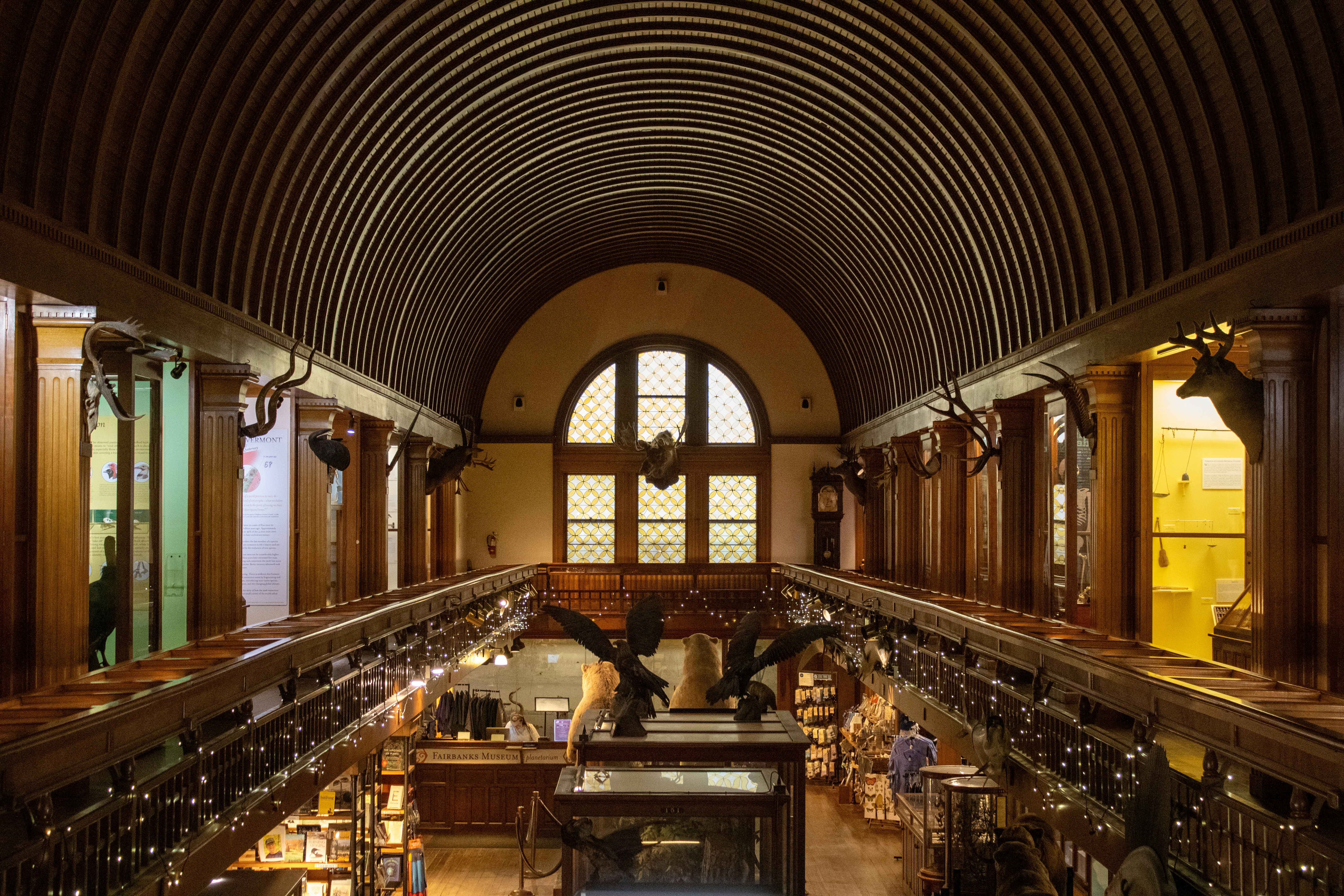 Interior de um grande edifício com teto arqueado