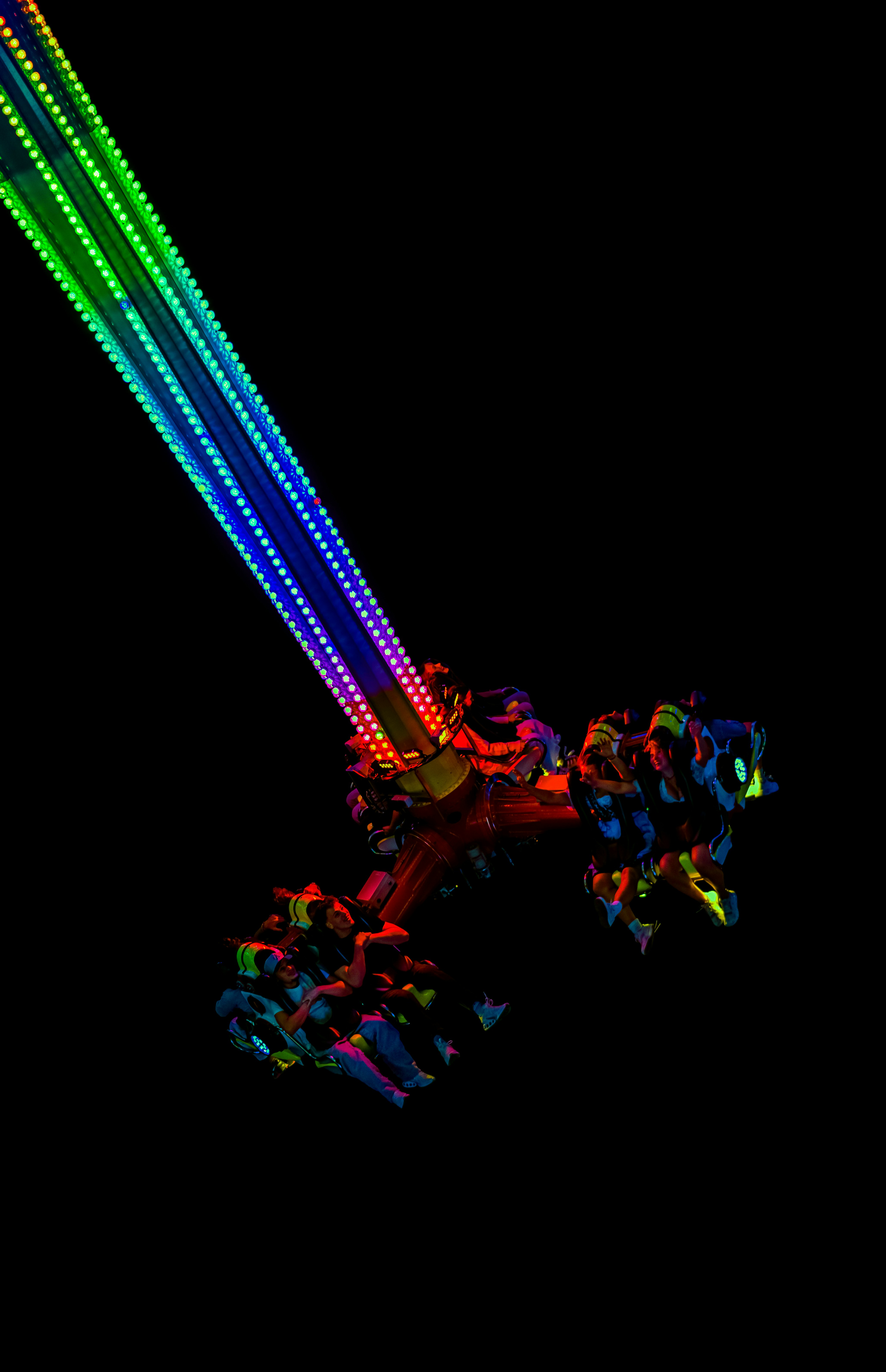 Vergnügungspark-Fahrt mit bunten Lichtern bei Nacht