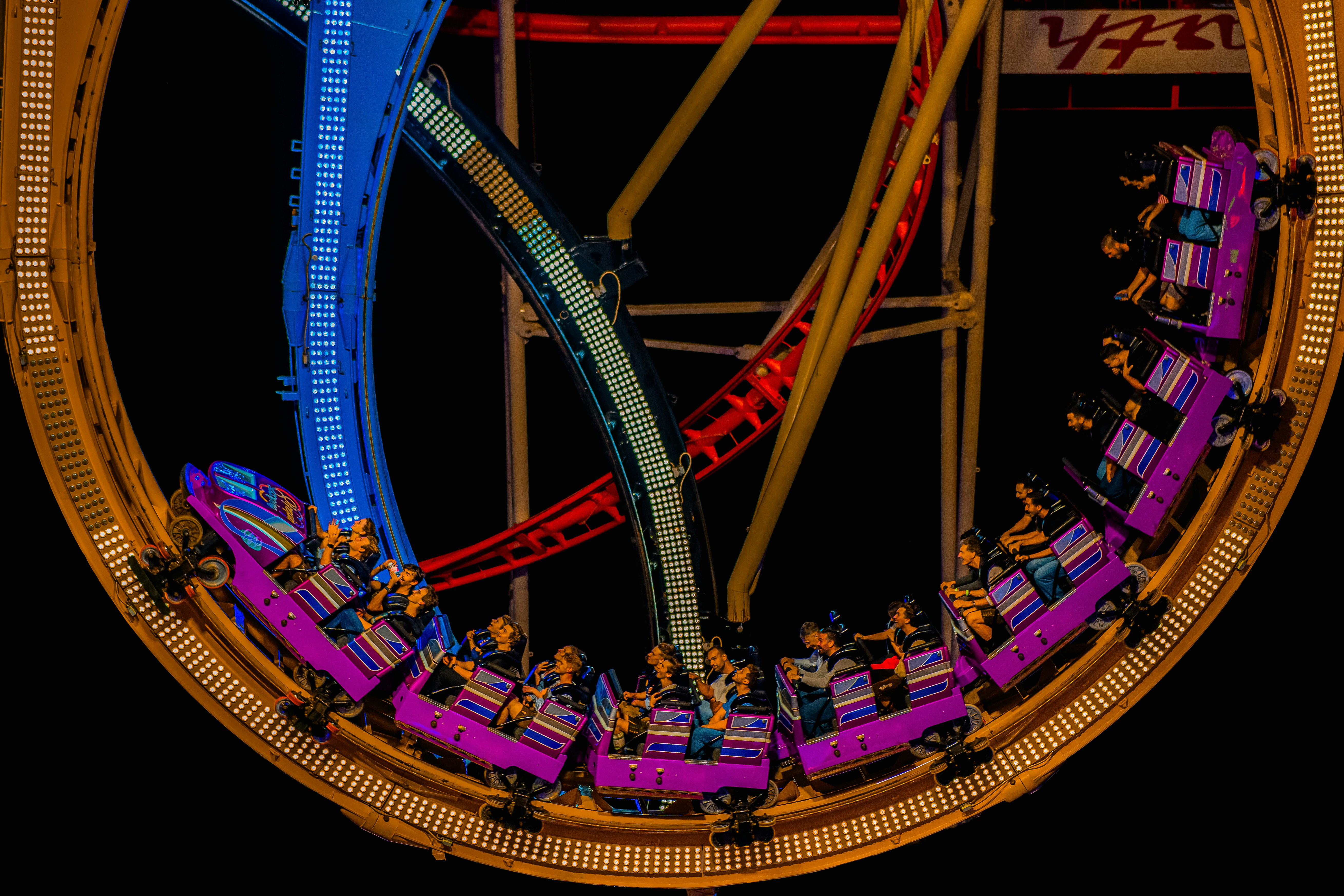 Achterbahnwagen mit Fahrgästen auf einer aufregenden Fahrt