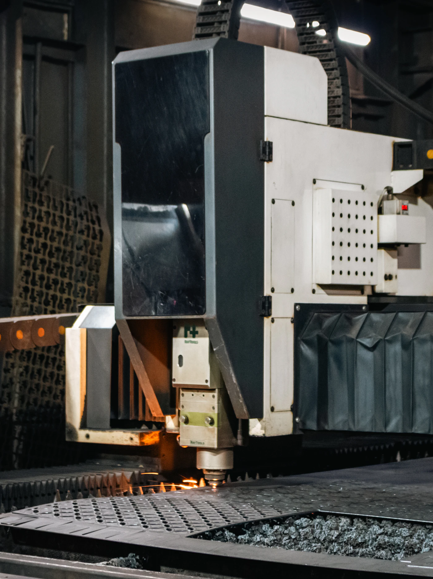 Industrielle CNC-Maschine bei der Metallbearbeitung