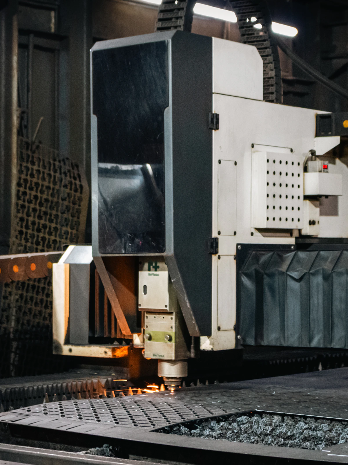 Mesin laser cutting memotong lembaran metal, referensi proses fabrikasi