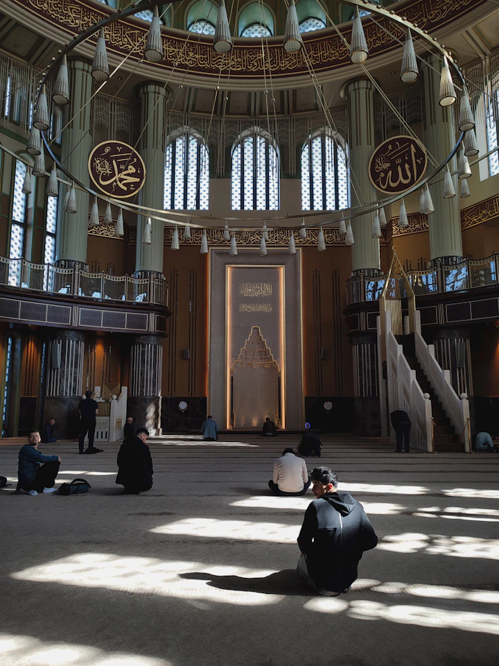 Interior Masjid Al-Falah saat sholat berjamaah