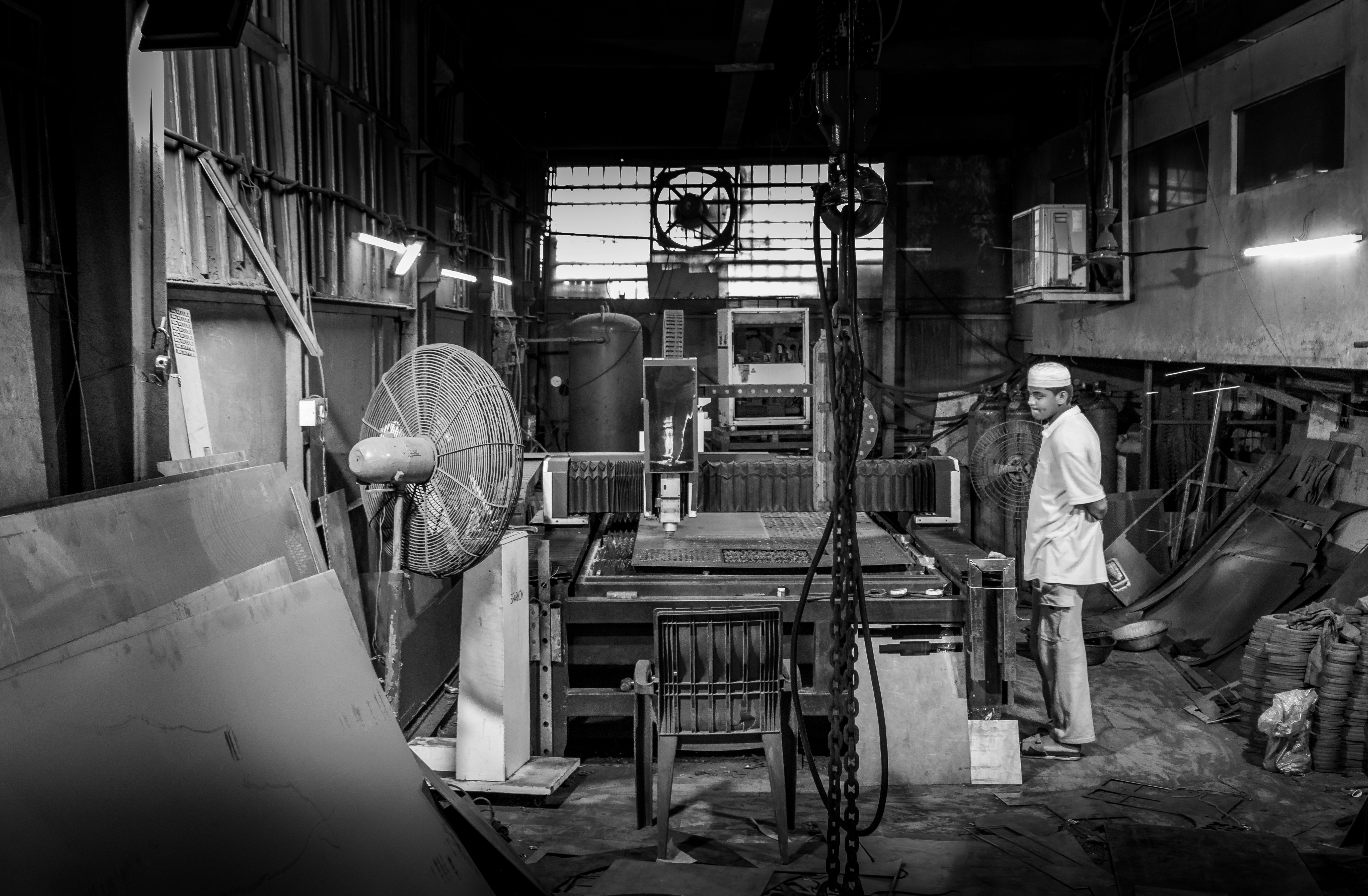 Sanayi sektöründeki maaş ortalamalarını ve ekonomik verileri temsil eden, modern bir fabrikada çalışan kasklı mühendis ve veri grafikleri.