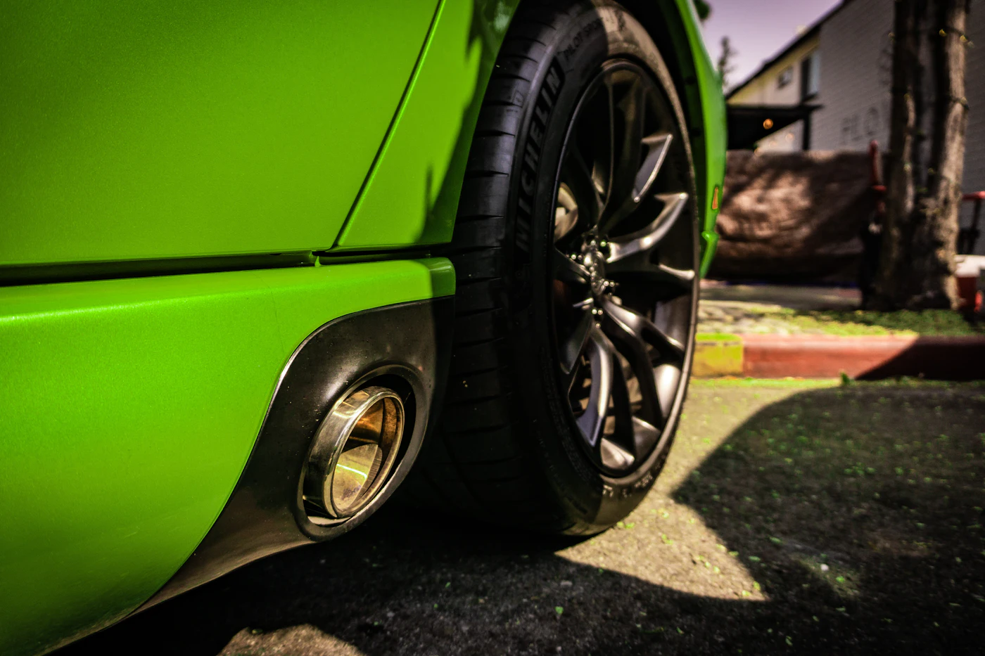 Performance car rear wheels close-up showing tyre contact patch and rubber condition — the area where spool-induced scrub wear becomes visible on locked-axle cars after cornering