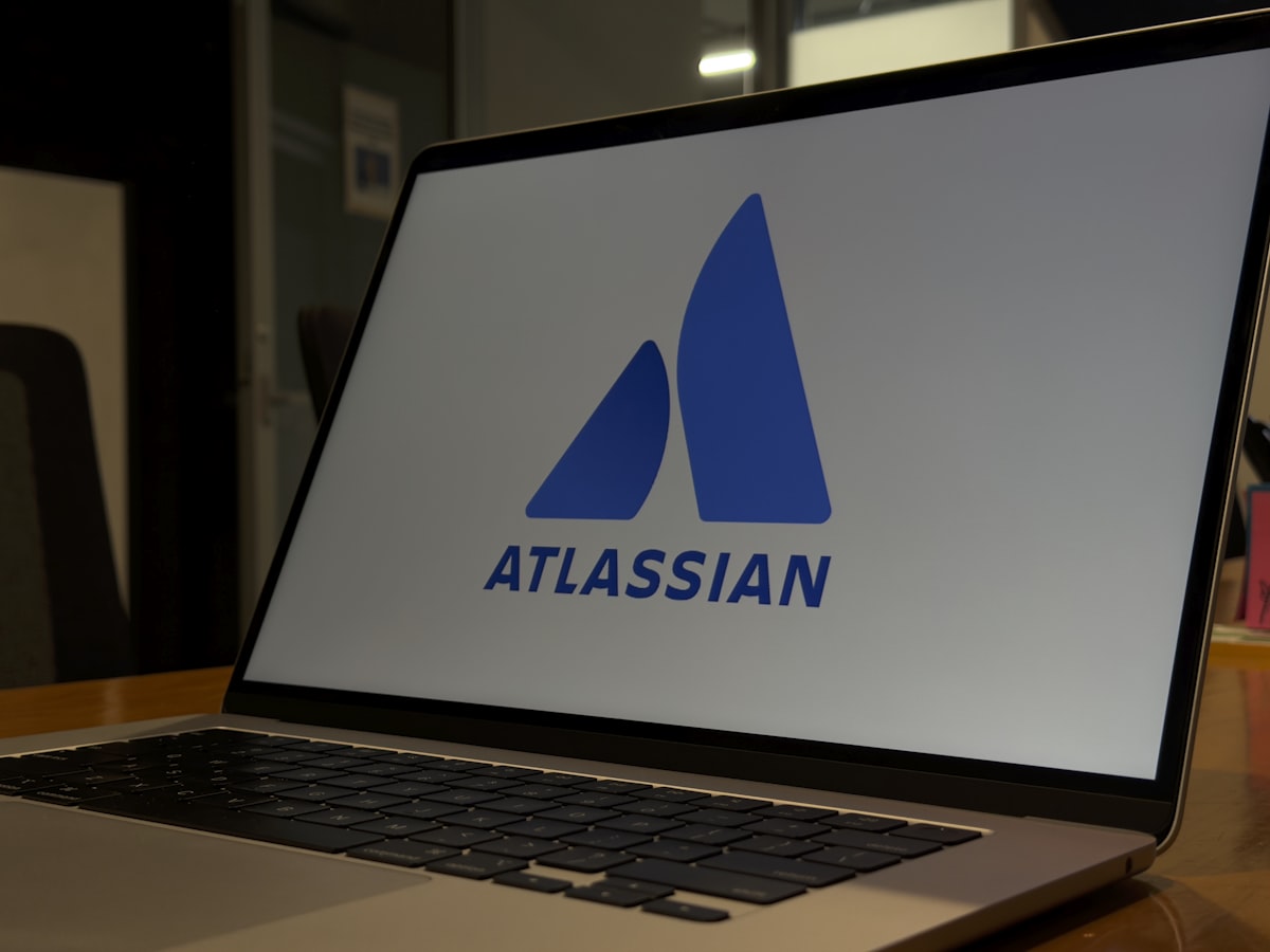 Atlassian despide al 10% de la empresa para apostar por la IA — y el circo corporativo sigue su función