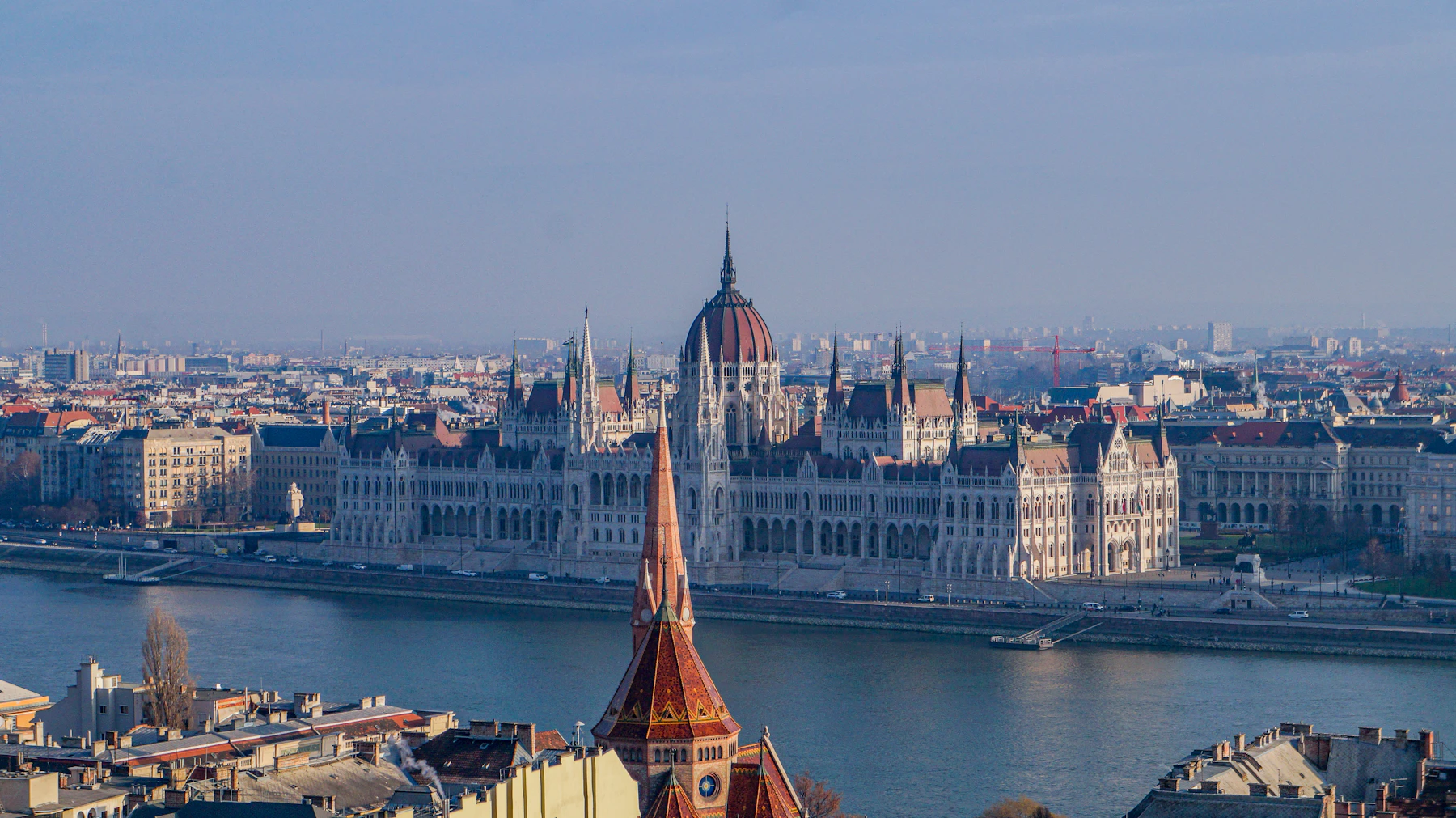Parlamento de Budapest junto al río Danubio