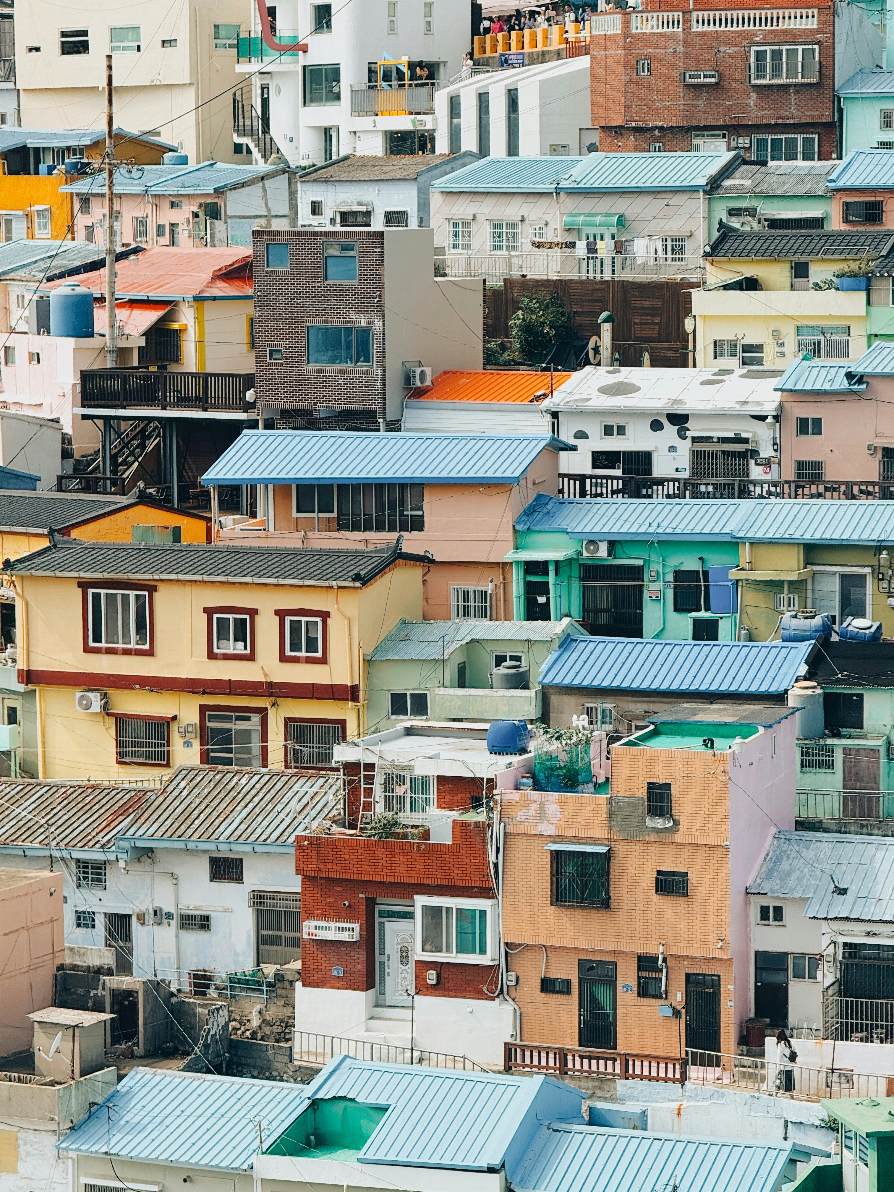 Bunte Häuser, die an einem Hang gruppiert sind, gruppieren