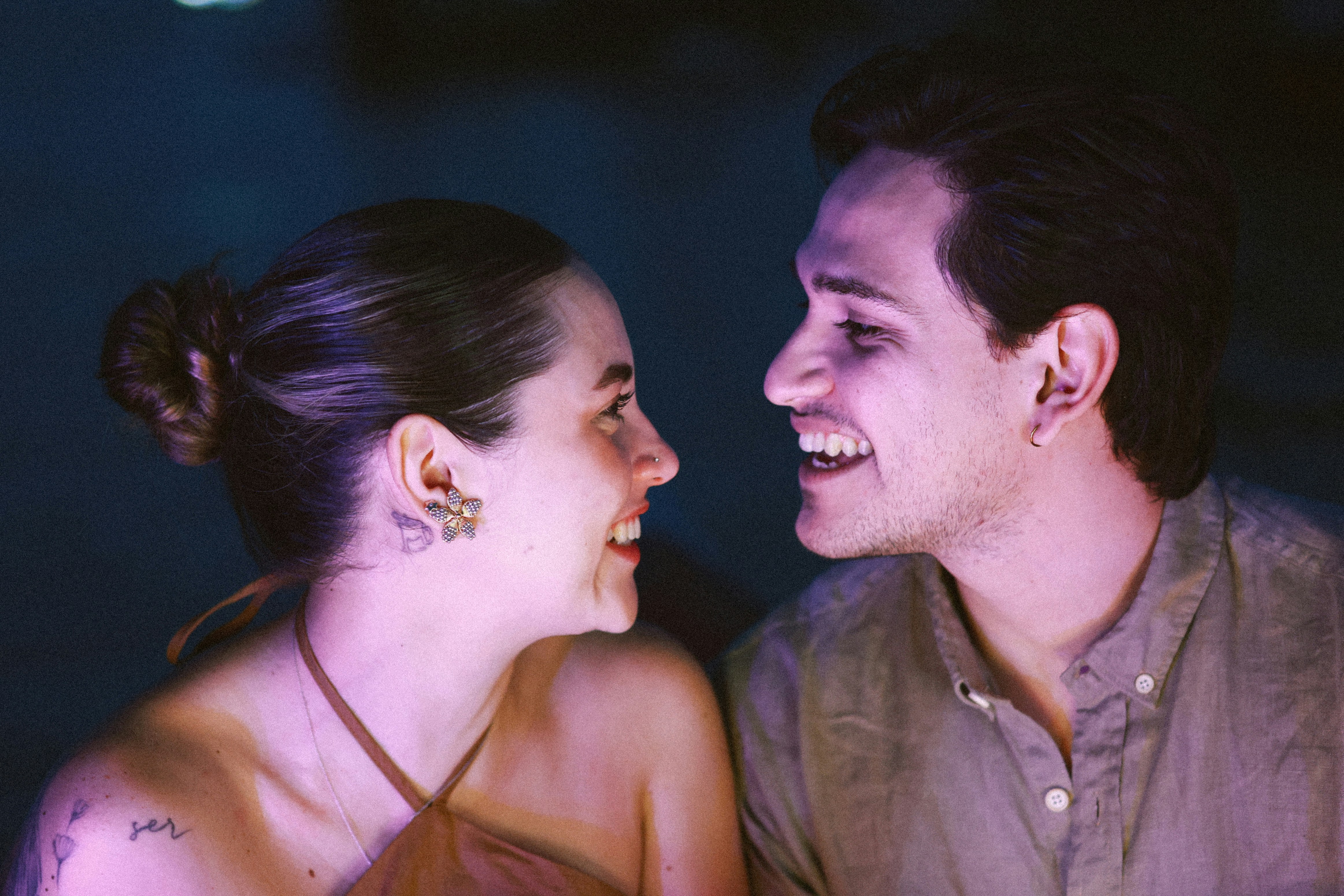 couple laughing happily, candid, ilustrasi artikel Beyond the Posed: Unveiling the Magic of Documentary Wedding Photography 6