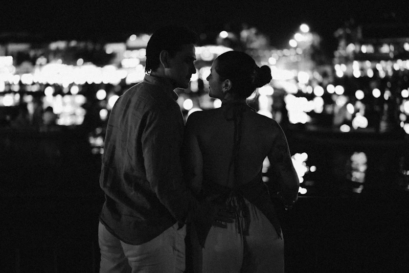 kvällsdejt med fantastisk utsikt över stadens ljus