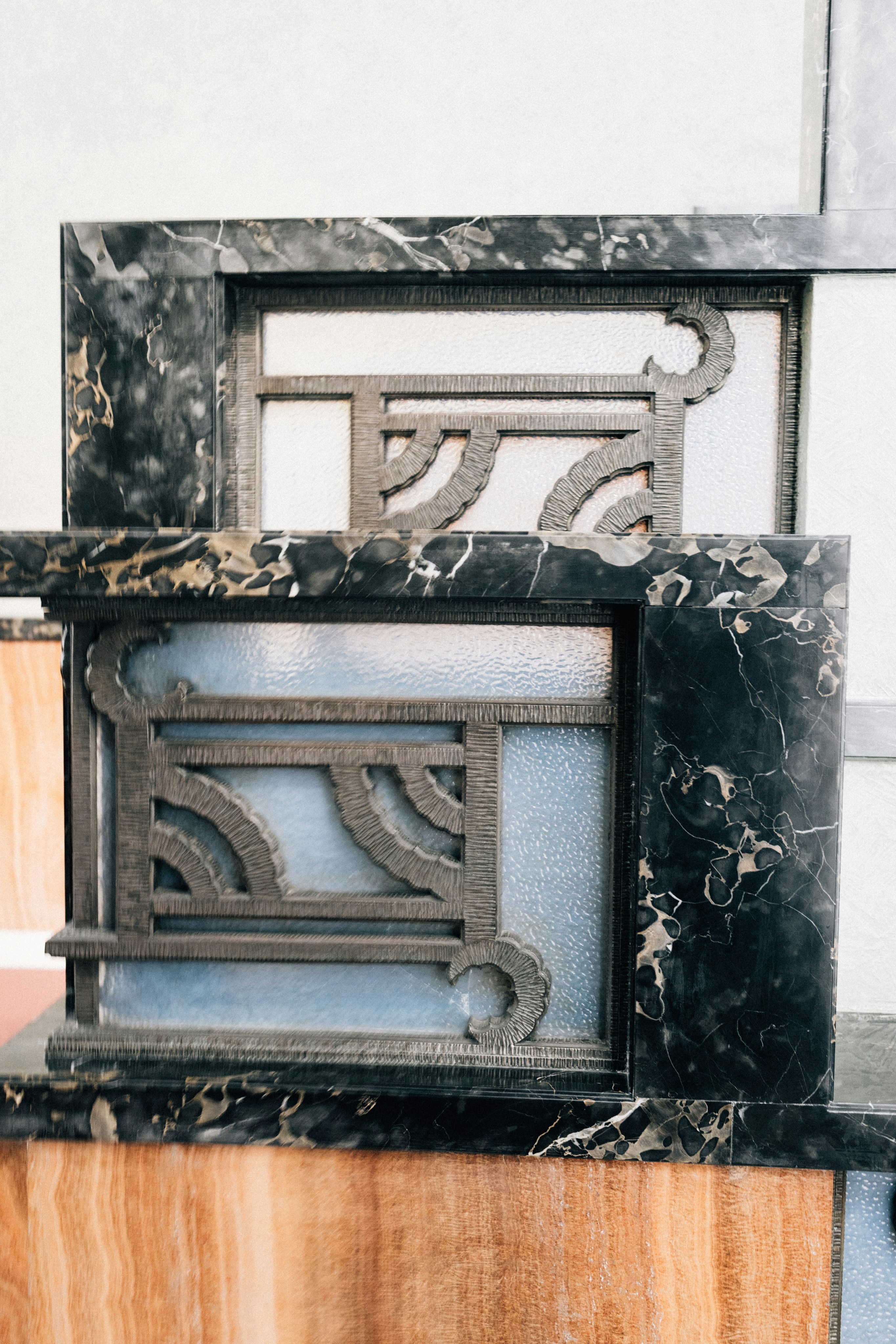 Dettagli architettonici art déco con marmo e vetro.