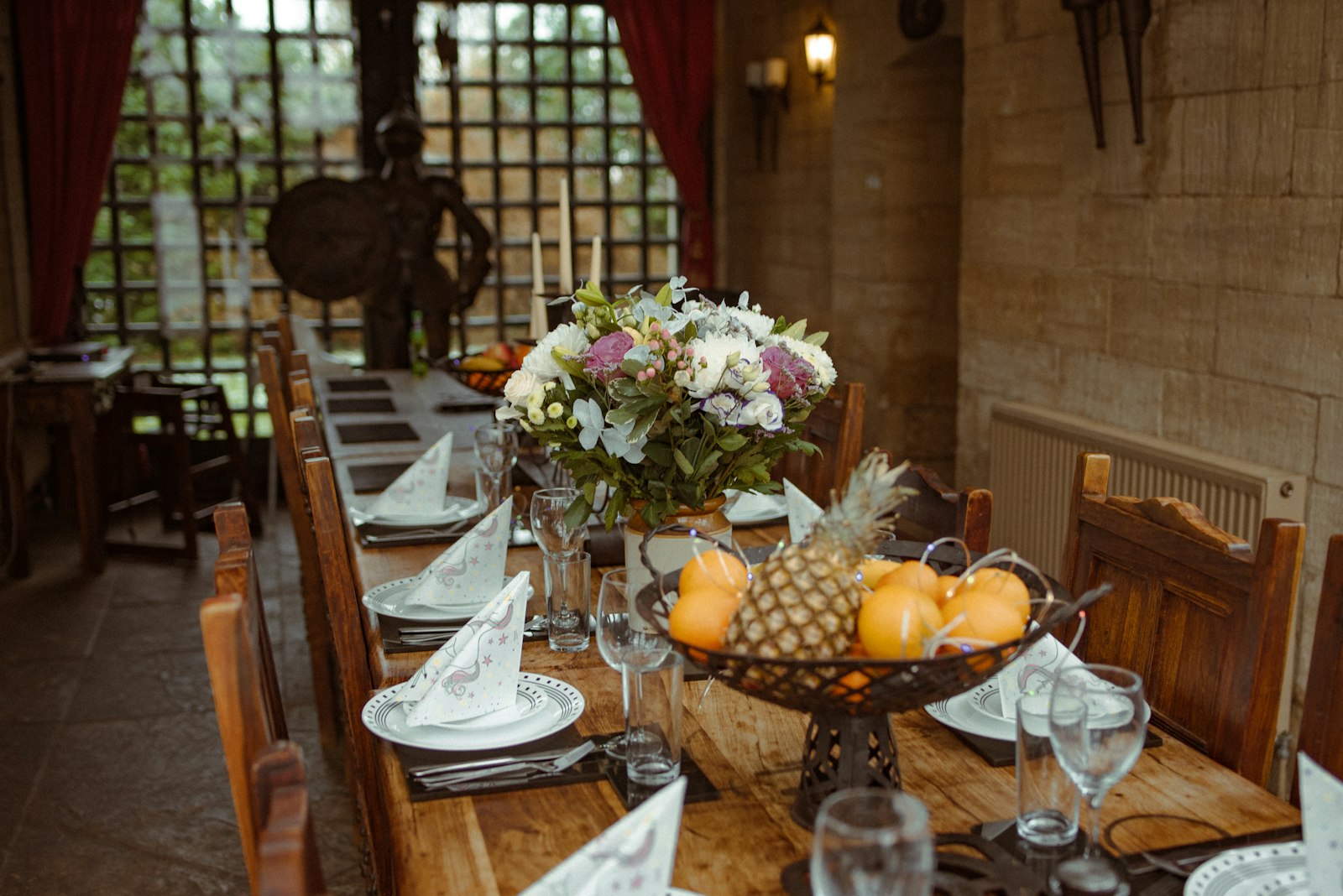 Grande table dressée pour le repas du soir
