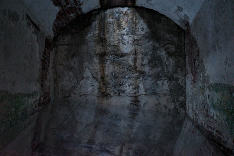 Vochtige boogmuur in een gebouw