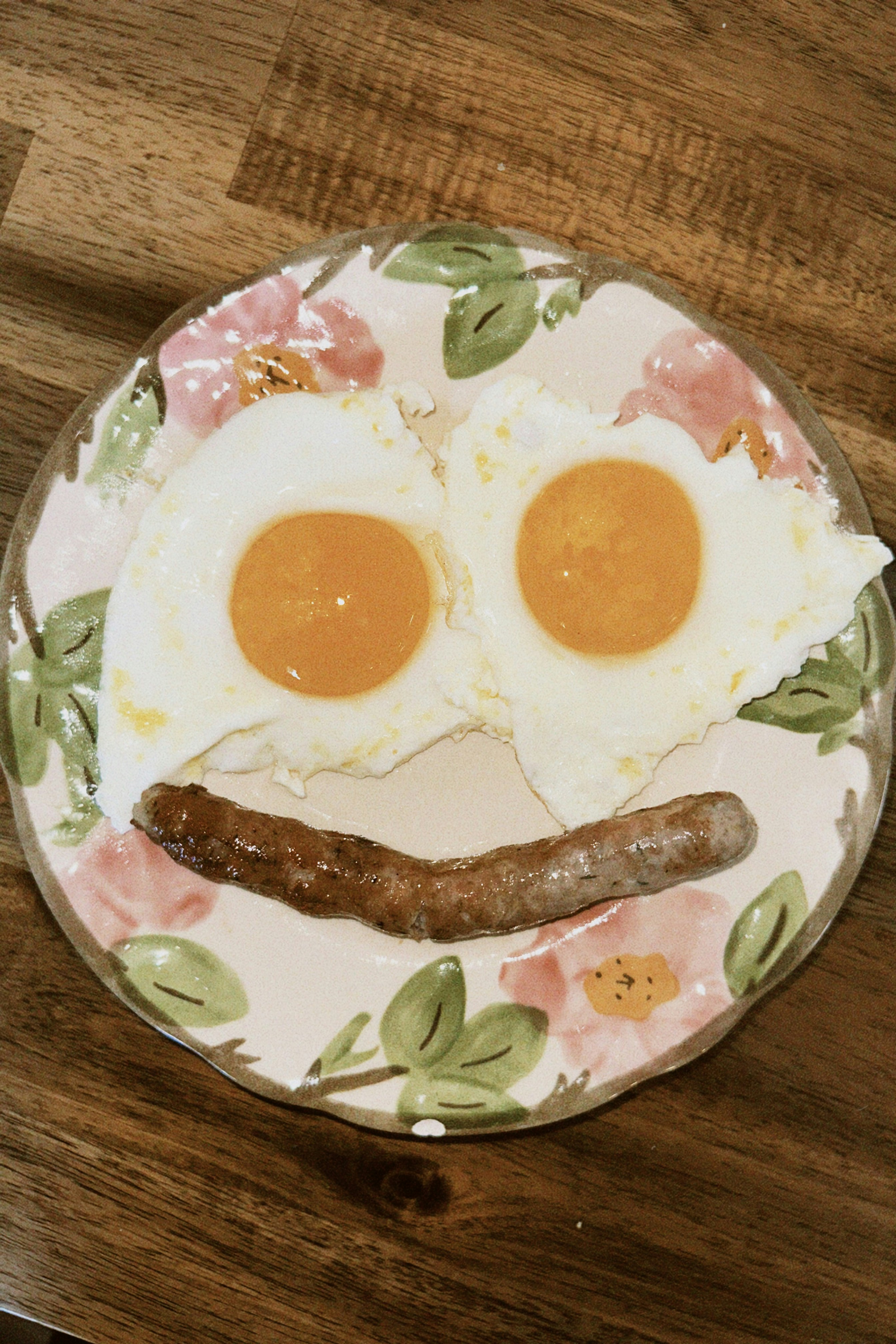 目玉焼きとソーセージがスマイリーフェイスのように並べられていた。