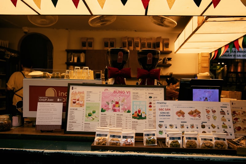 Café-Theke mit Produktanzeige und Menüs