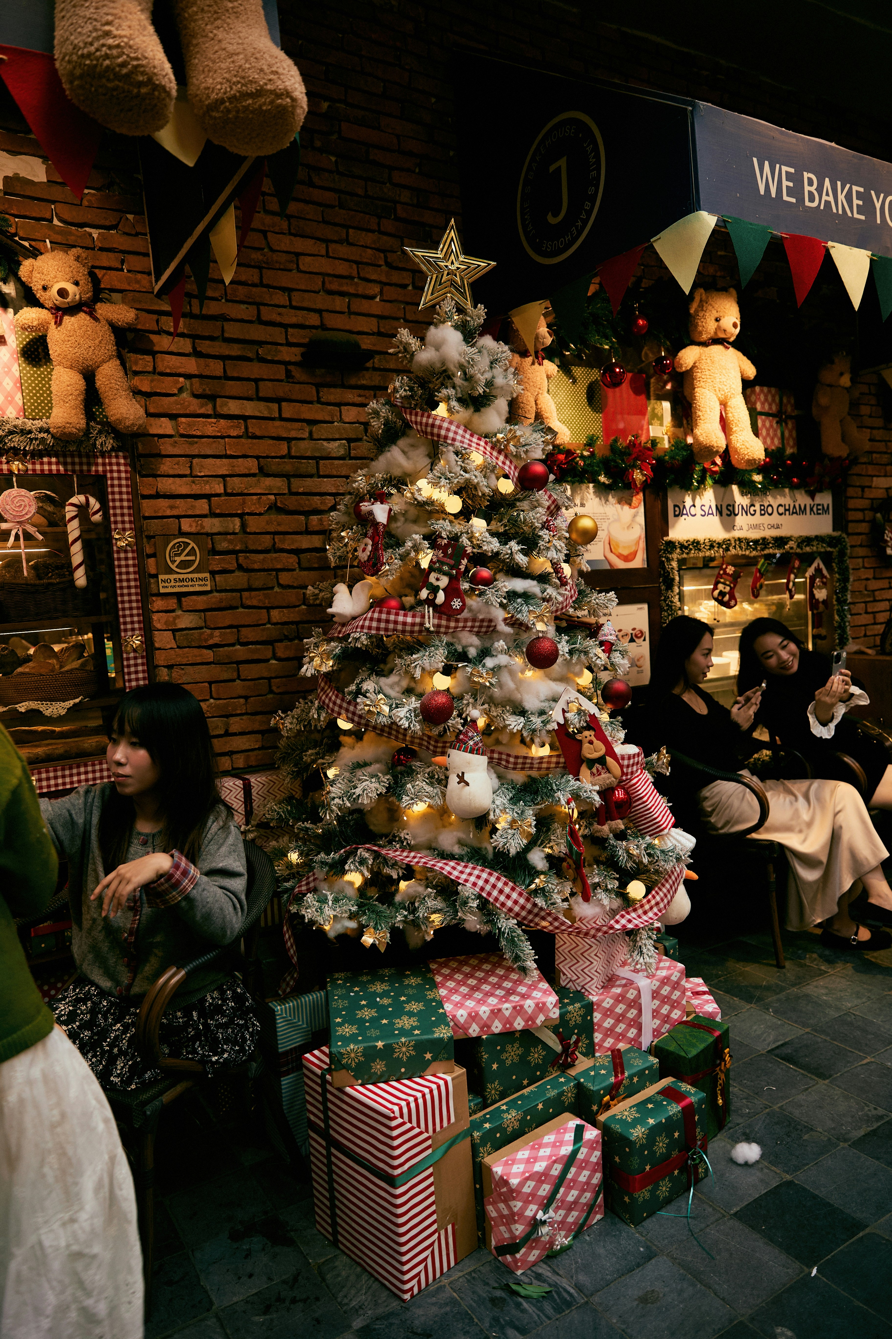 Decoré el árbol de Navidad con regalos y ositos de peluche.