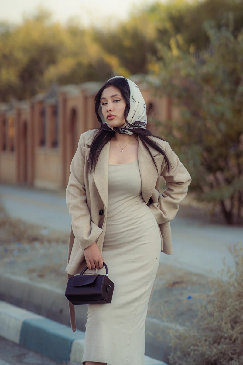 Elegantes Outfit in Creme mit Trenchcoat