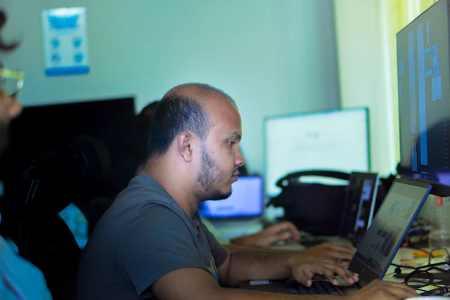 Profesional informático trabajando en una oficina