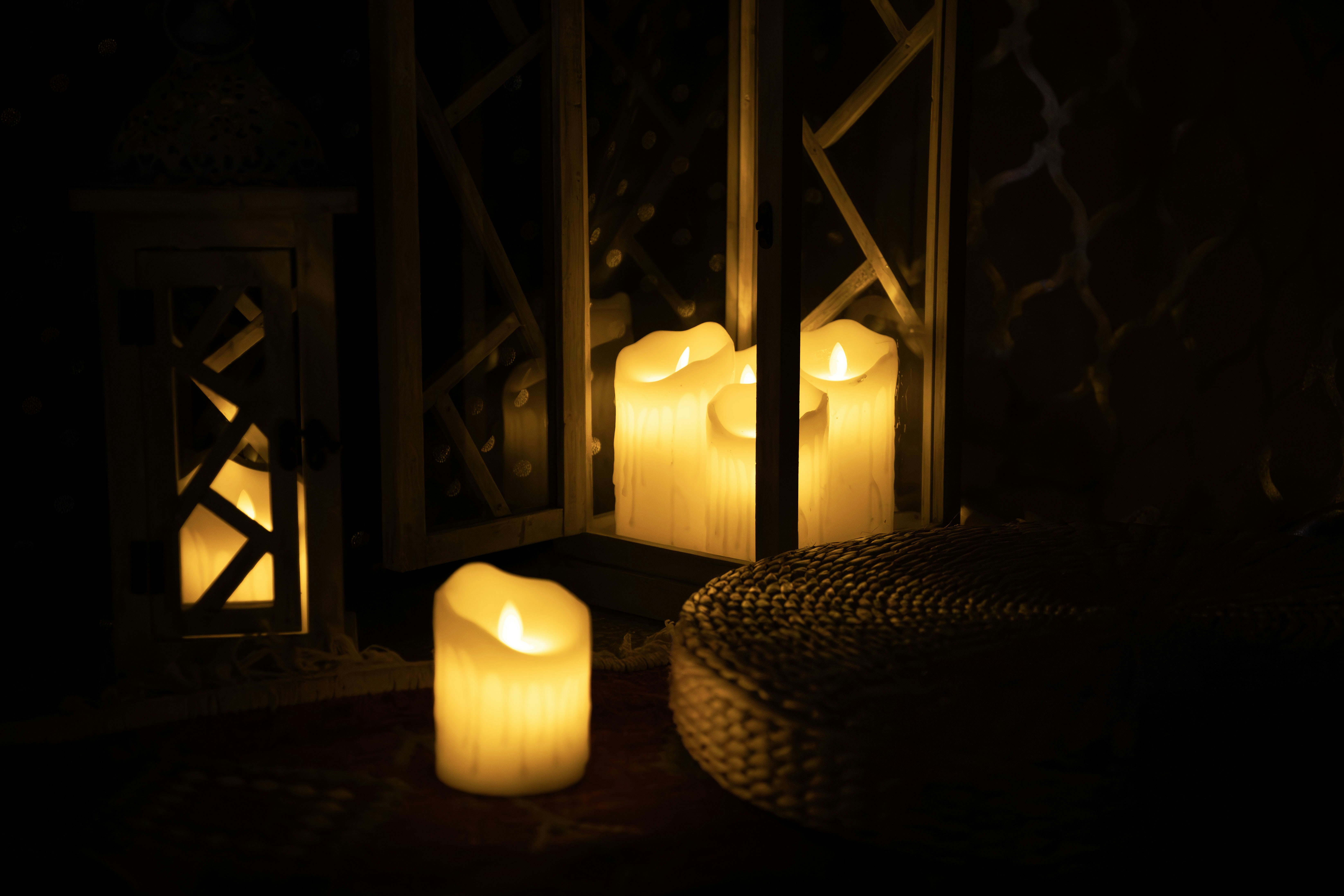 Lanterns candles rustic decor, ilustrasi artikel Beyond Blooms: Stunning Non-Floral Wedding Centerpiece Ideas 5