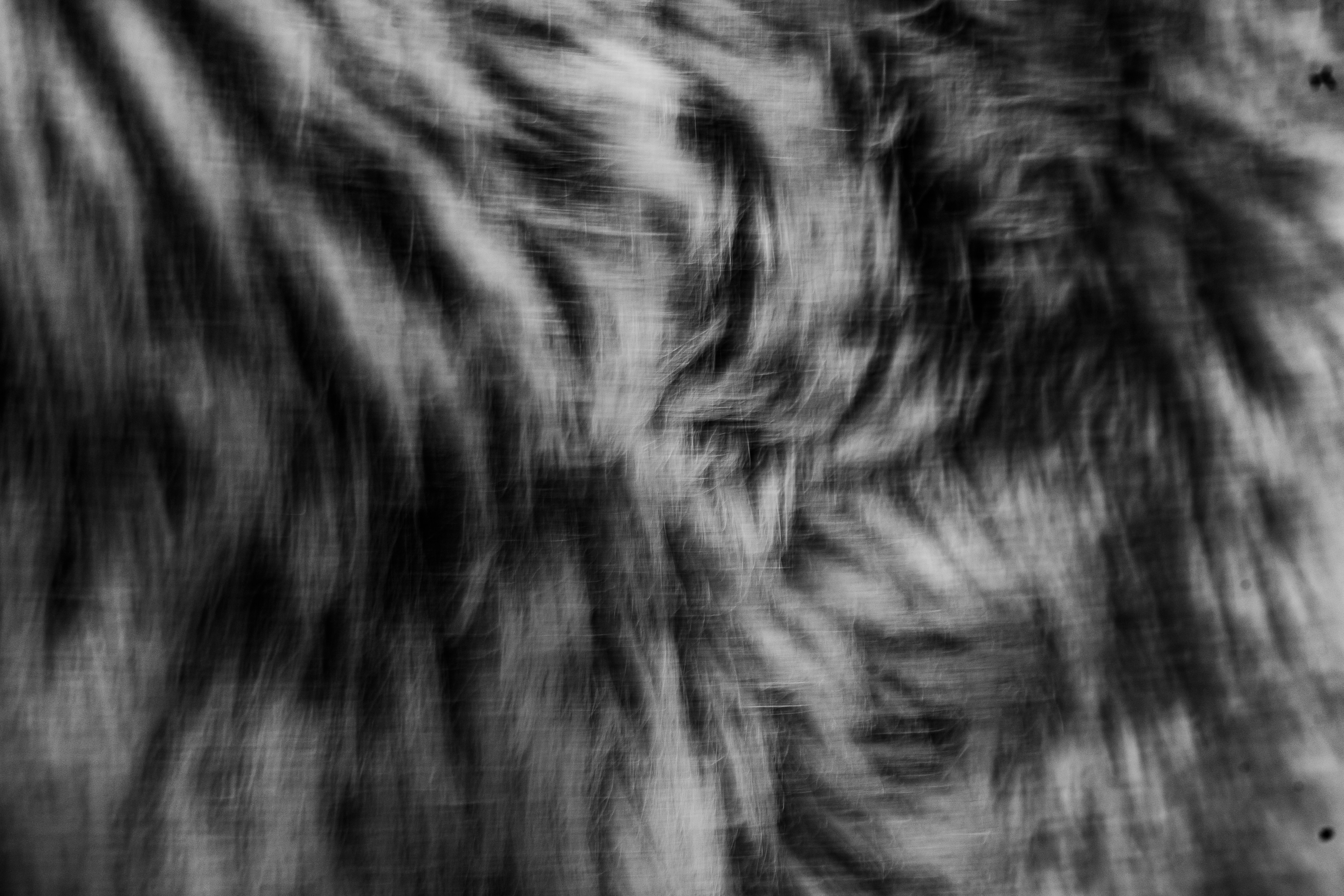 Karanlık ve fırtınalı bir gökyüzü altında, ağzından dişleri dökülen endişeli bir insanın sürreal ve psikolojik rüya tasviri.