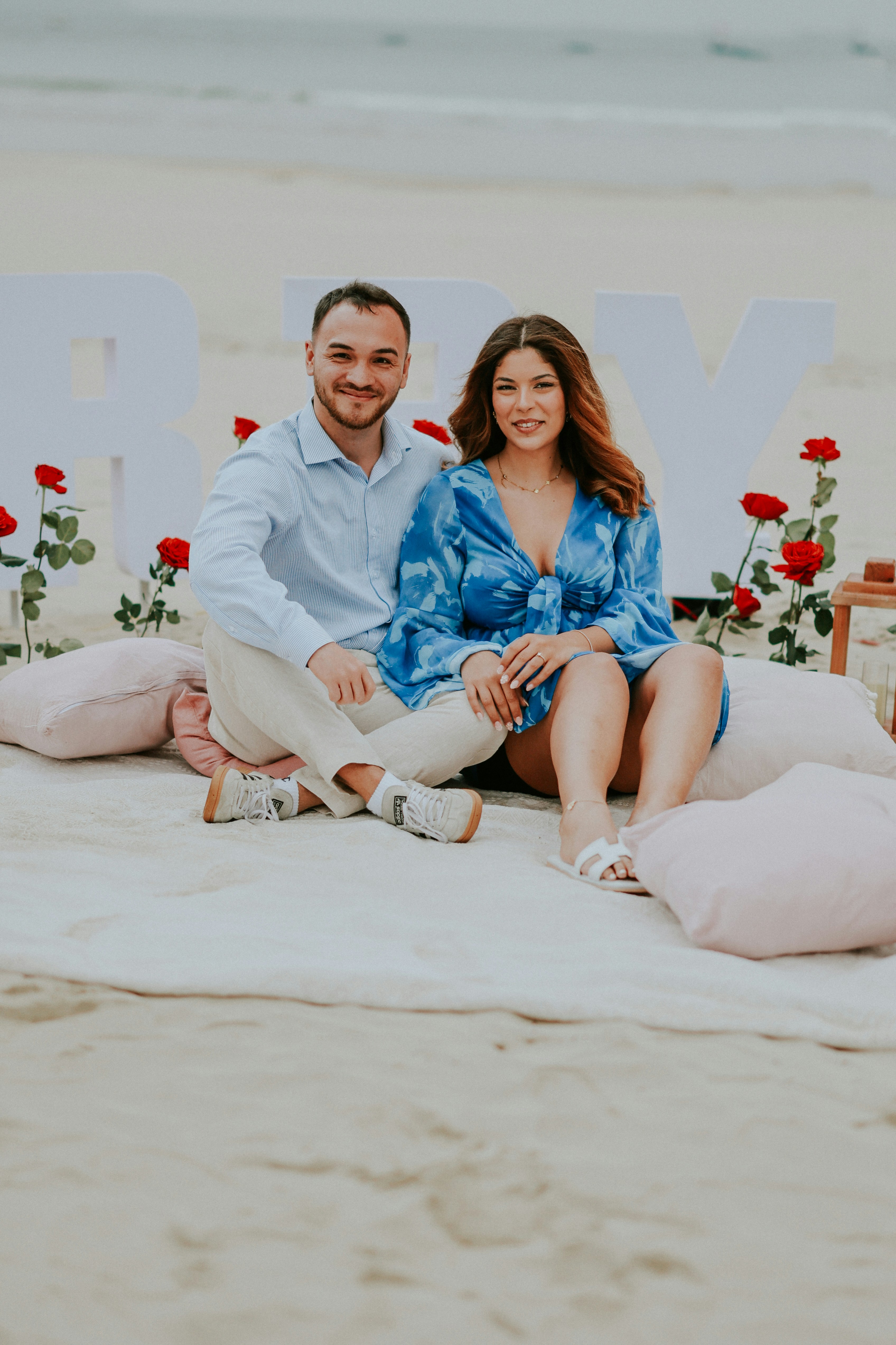 Couple happy proposal, ilustrasi artikel Engaged! Your 10 Essential Immediate Steps After Saying 