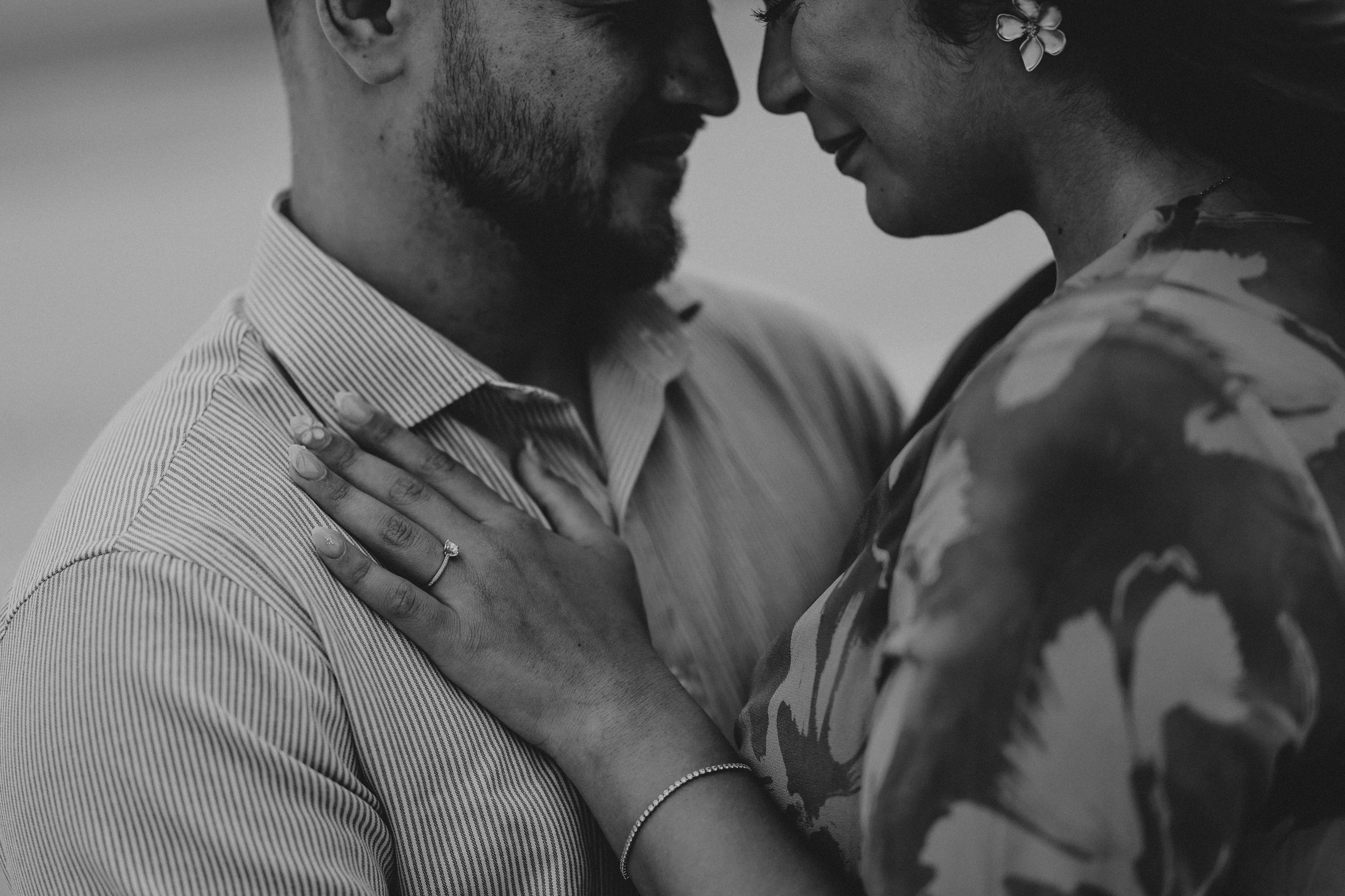 Pareja abrazándose con las frentes tocándose