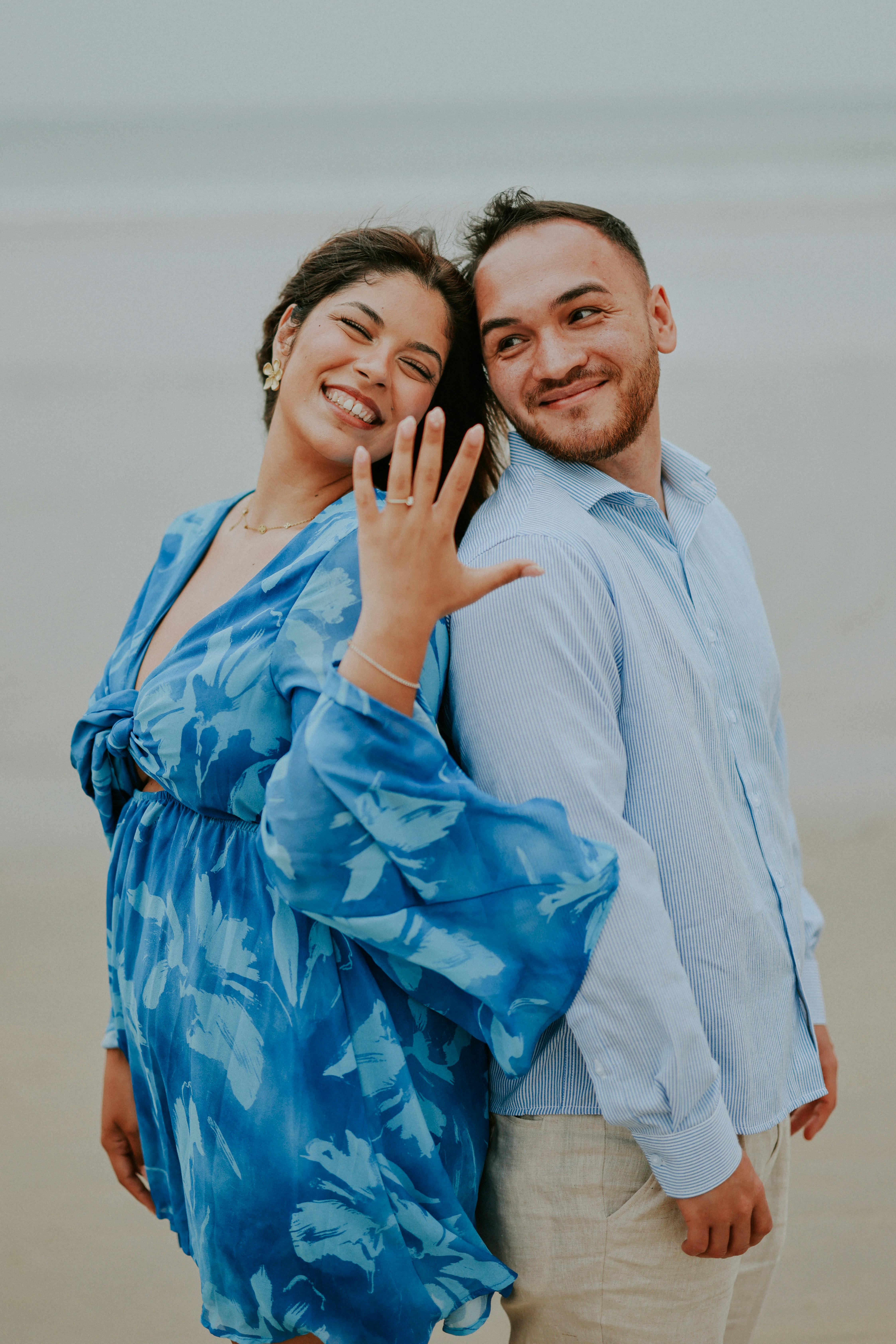 Couple happy proposal, ilustrasi artikel Engaged! Your 10 Essential Immediate Steps After Saying 