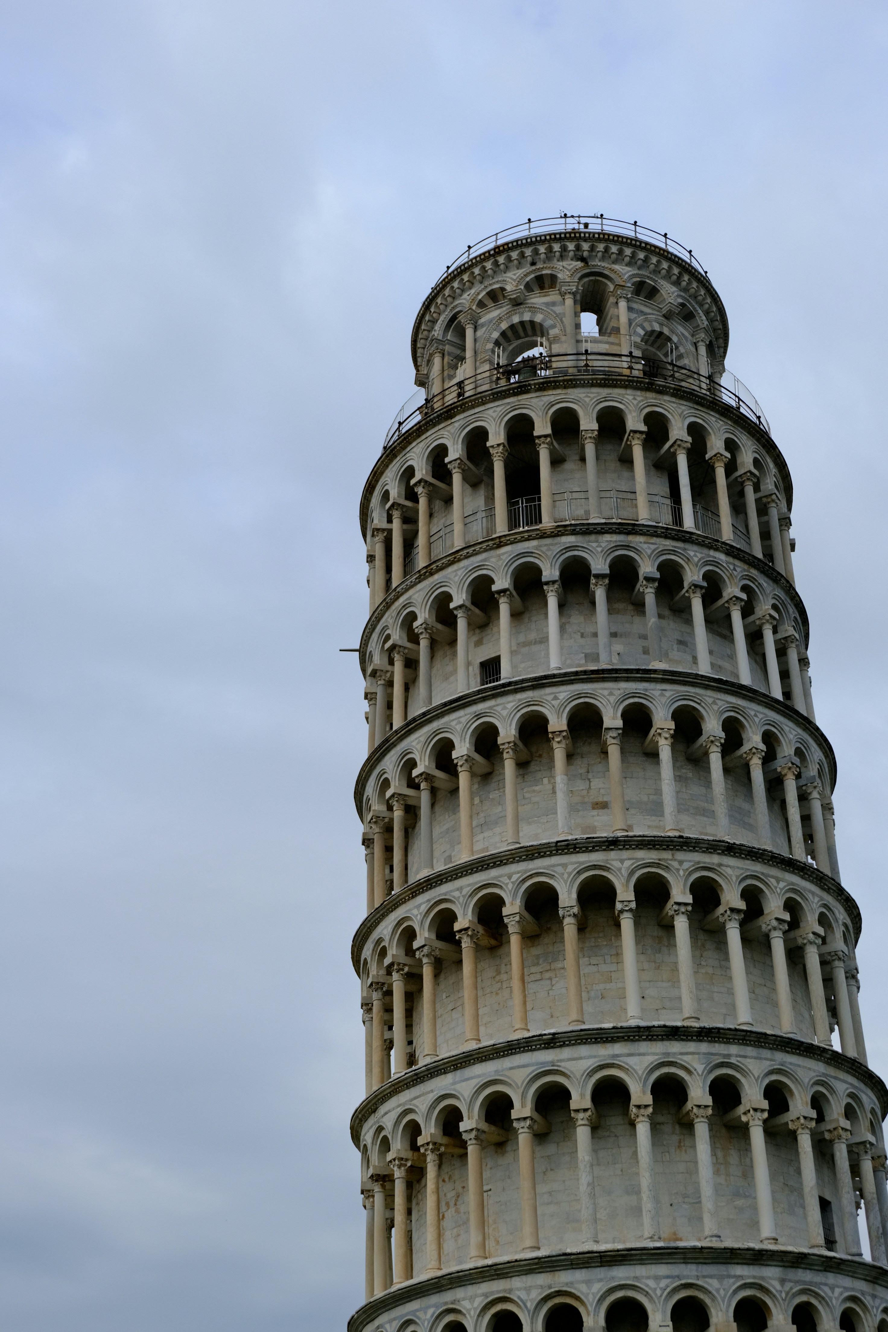 The leaning tower of pisa under a cloudy sky