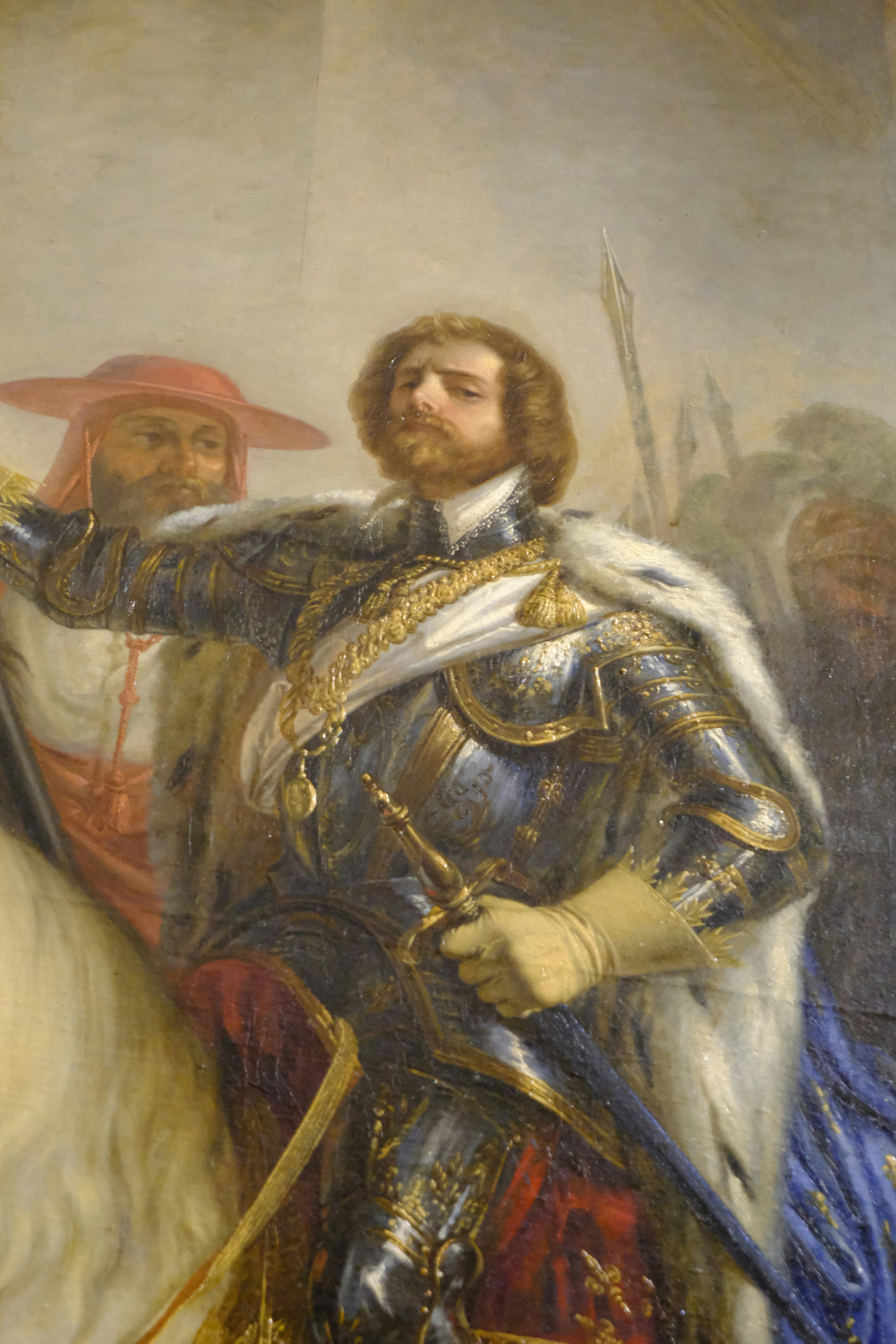 Uomo in armatura ornata a cavallo con cappello rosso