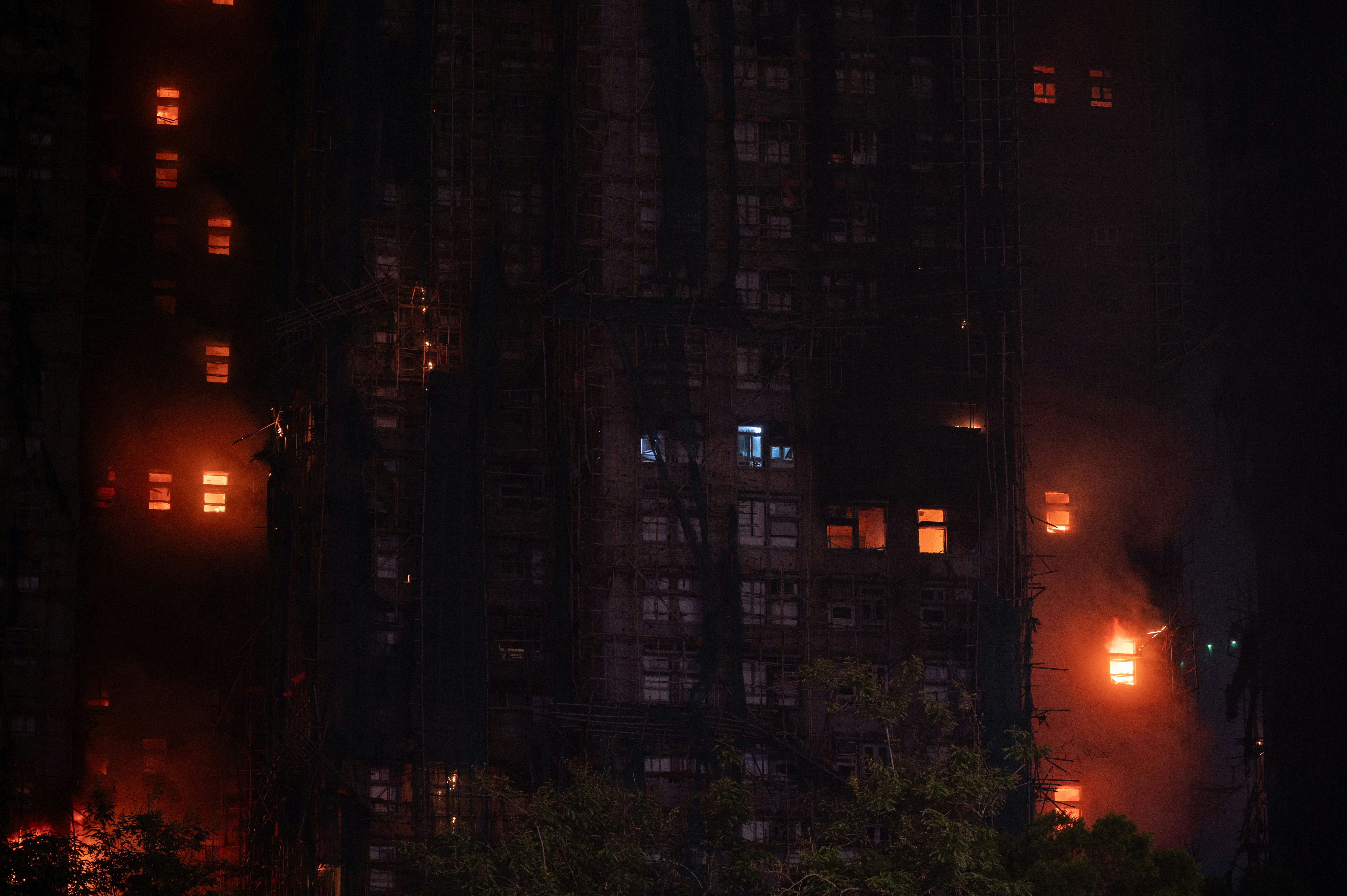 夜間に火災に見舞われる高層ビル