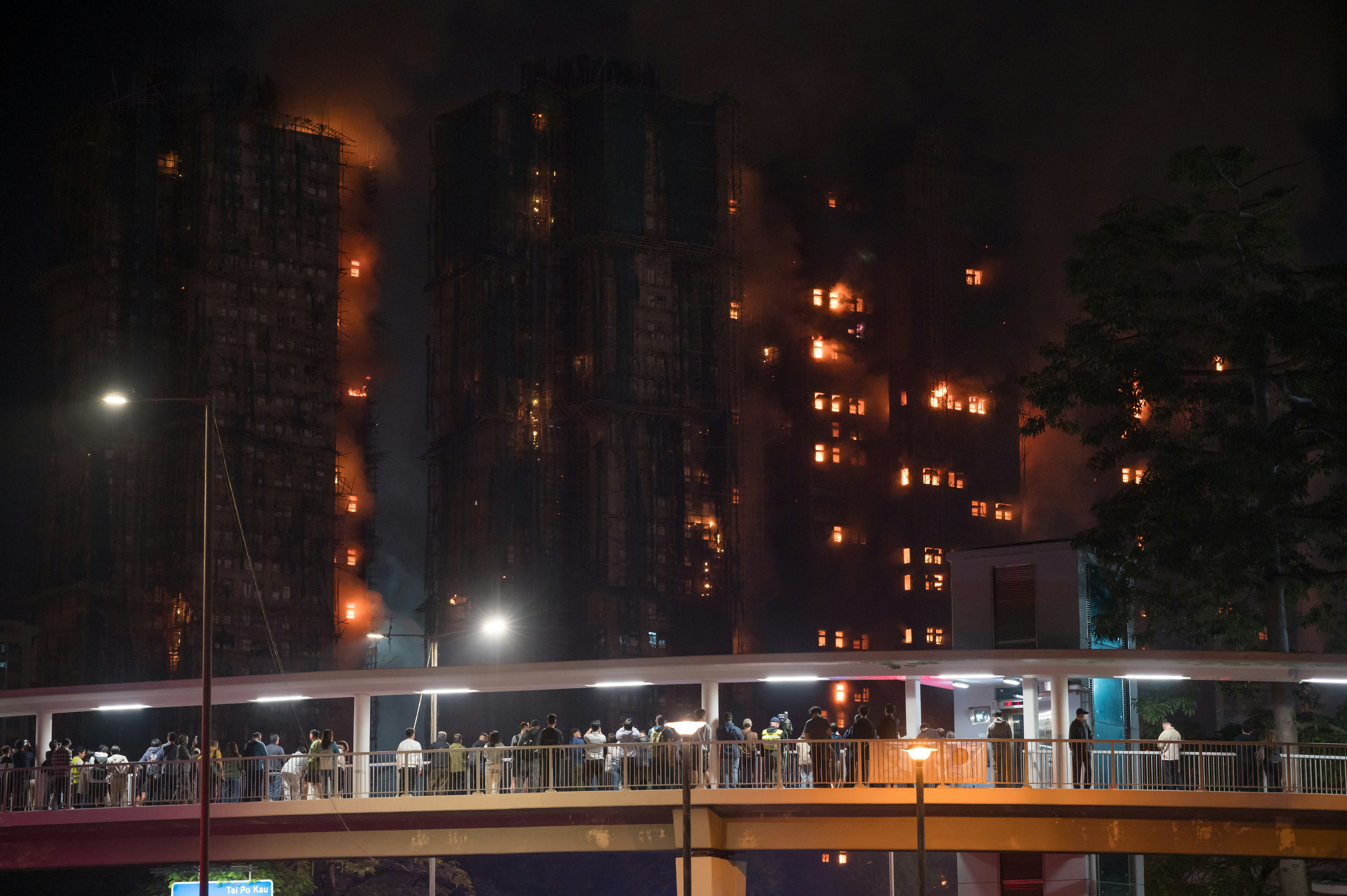 Prédios de apartamentos tomados por chamas à noite