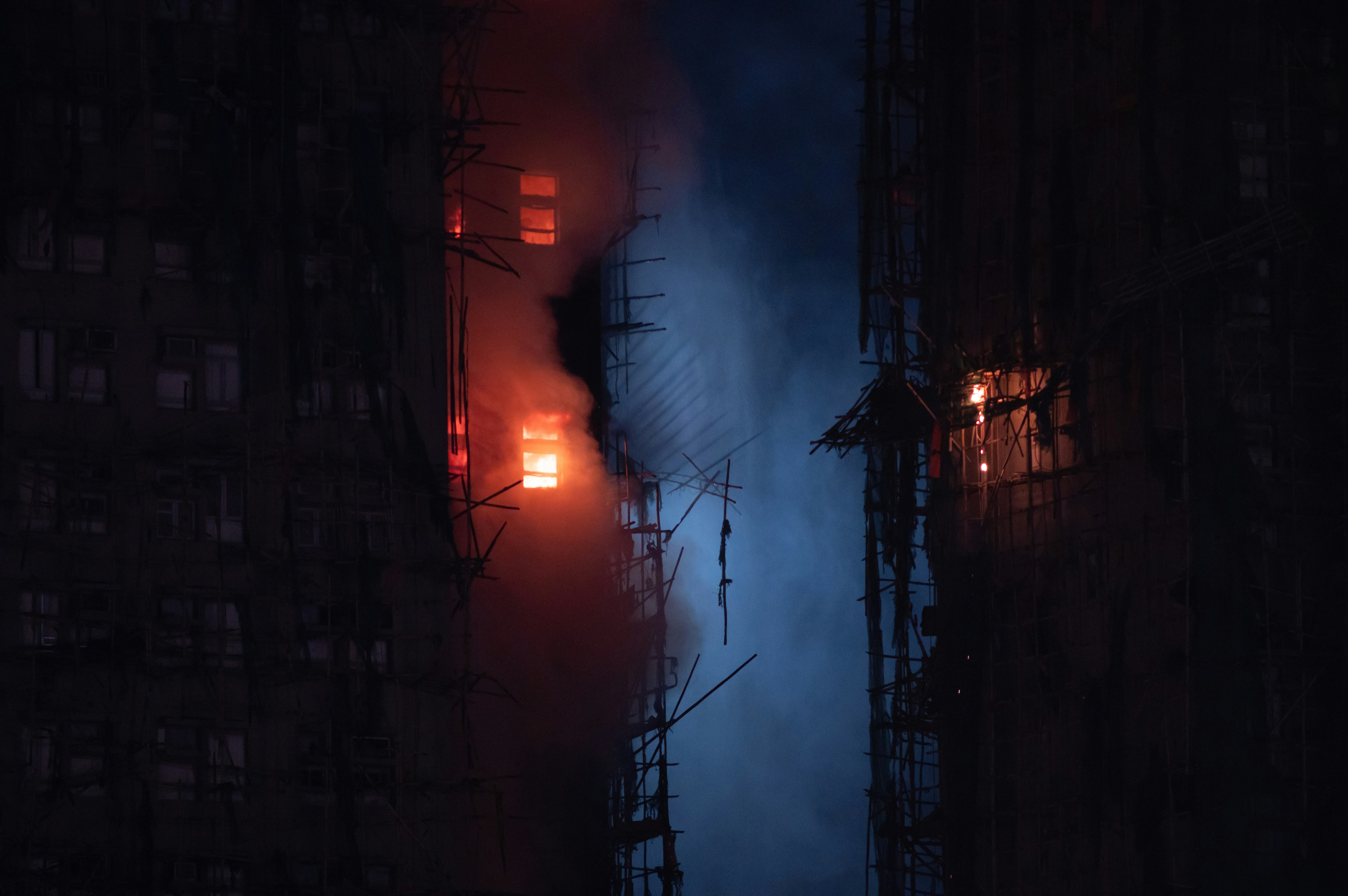 Construção em chamas à noite com fumaça e chamas