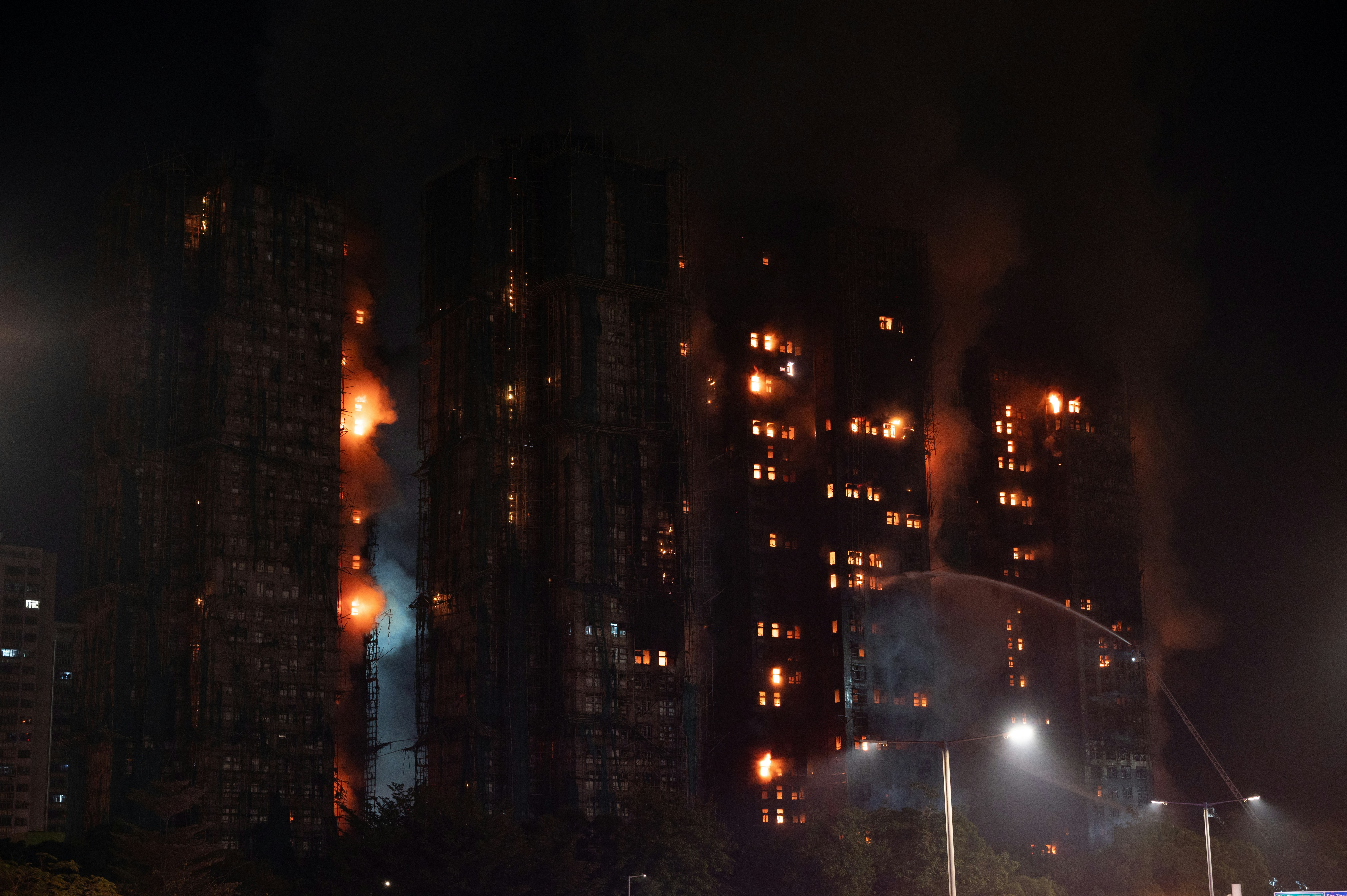 夜になると炎に包まれた高い建物。