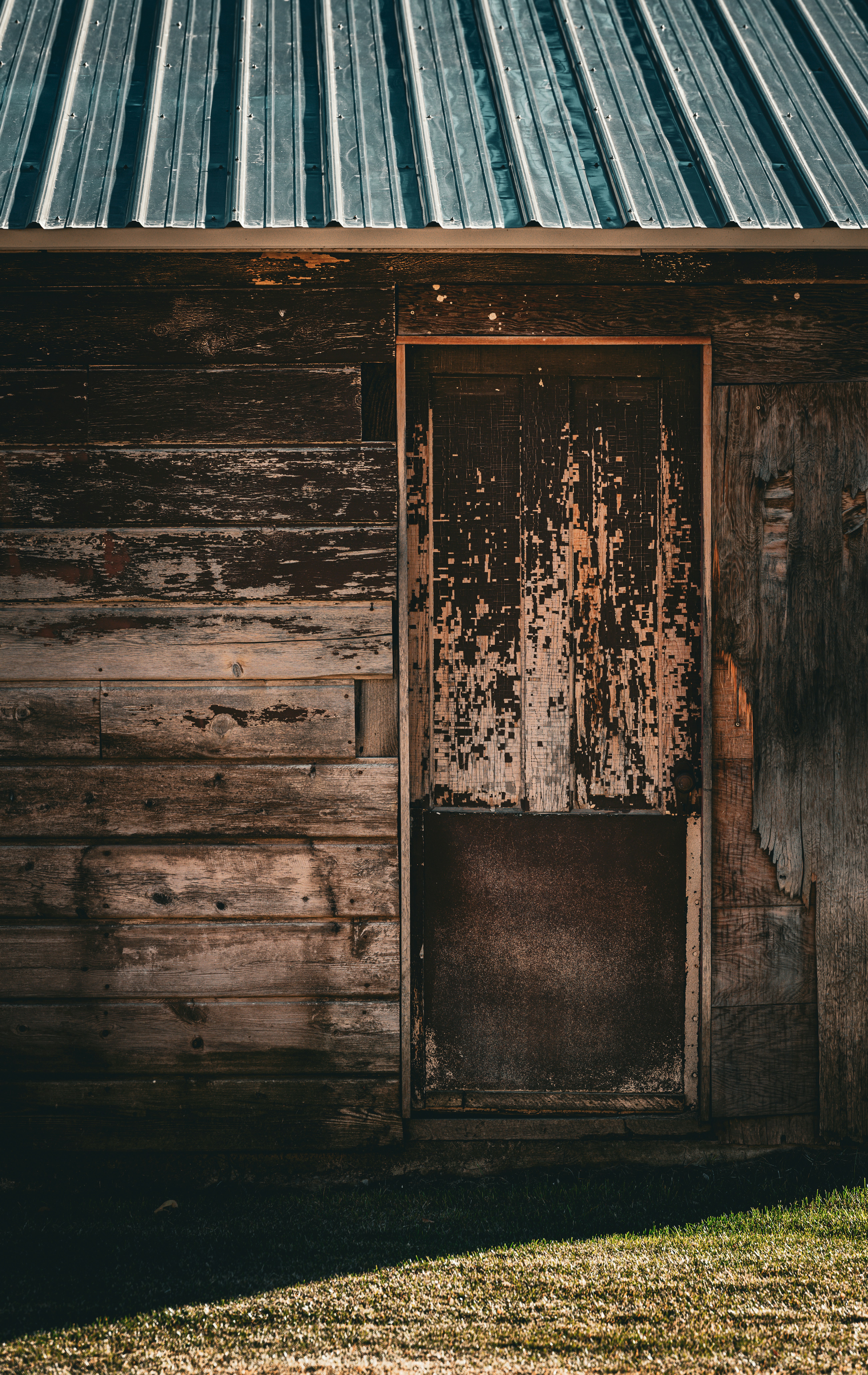Rustikale Holztür an einem alten Gebäude