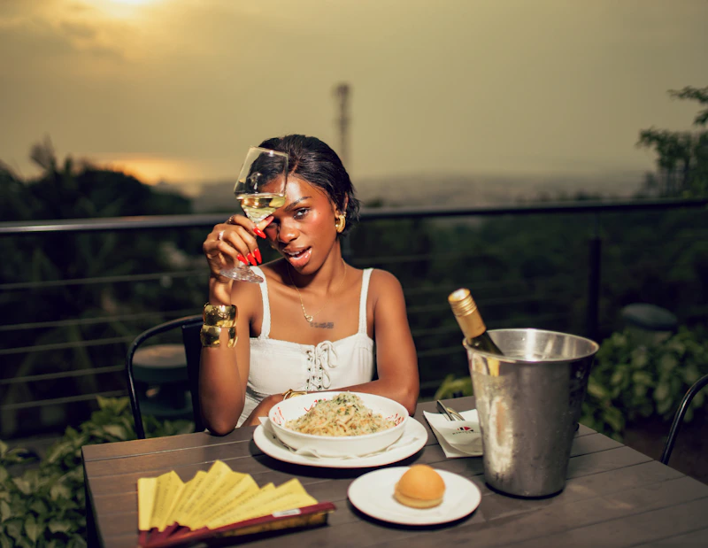 sugar mummy disfrutando de una cena de lujo con una copa de vino