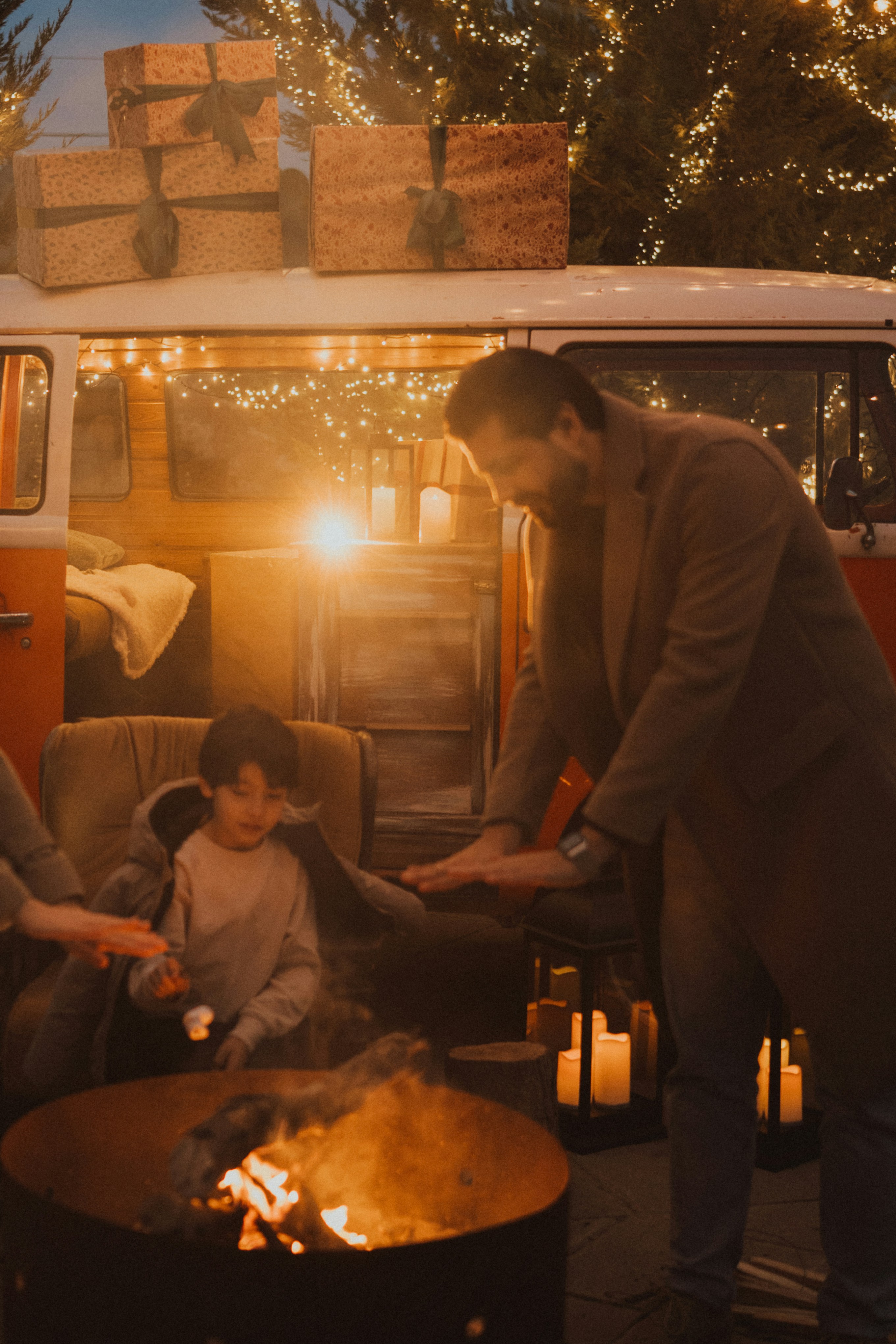 winter campfire cozy, wallpaper, Drying Winter Gloves at Campfire: A Safe Guide 6