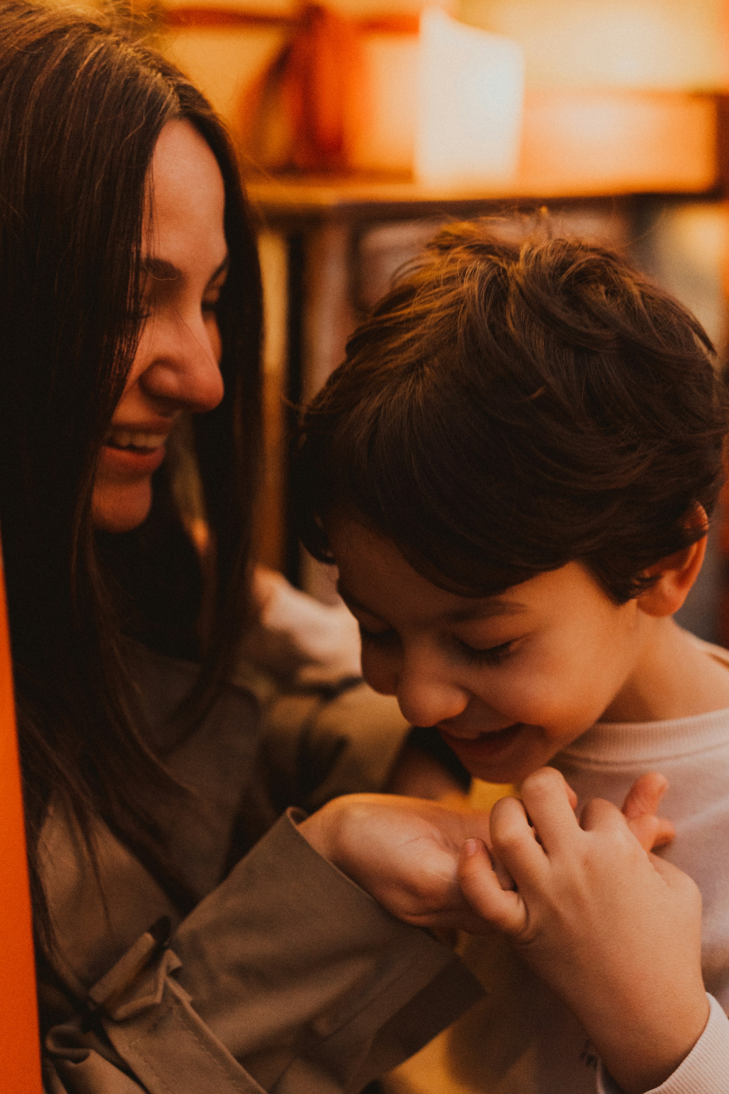 母と息子が優しいひとときを共有する