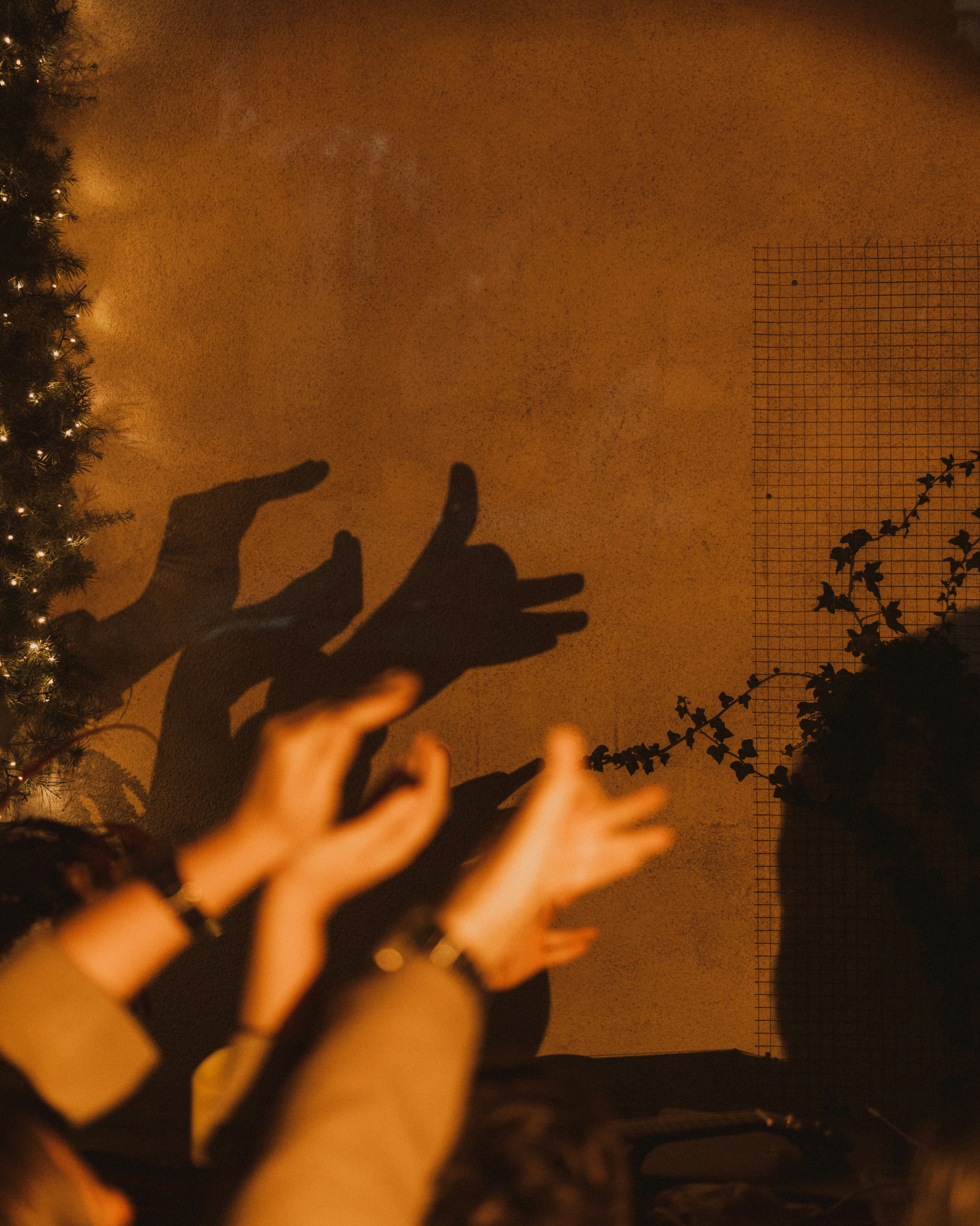 手がテクスチャーのある壁に影を落とす