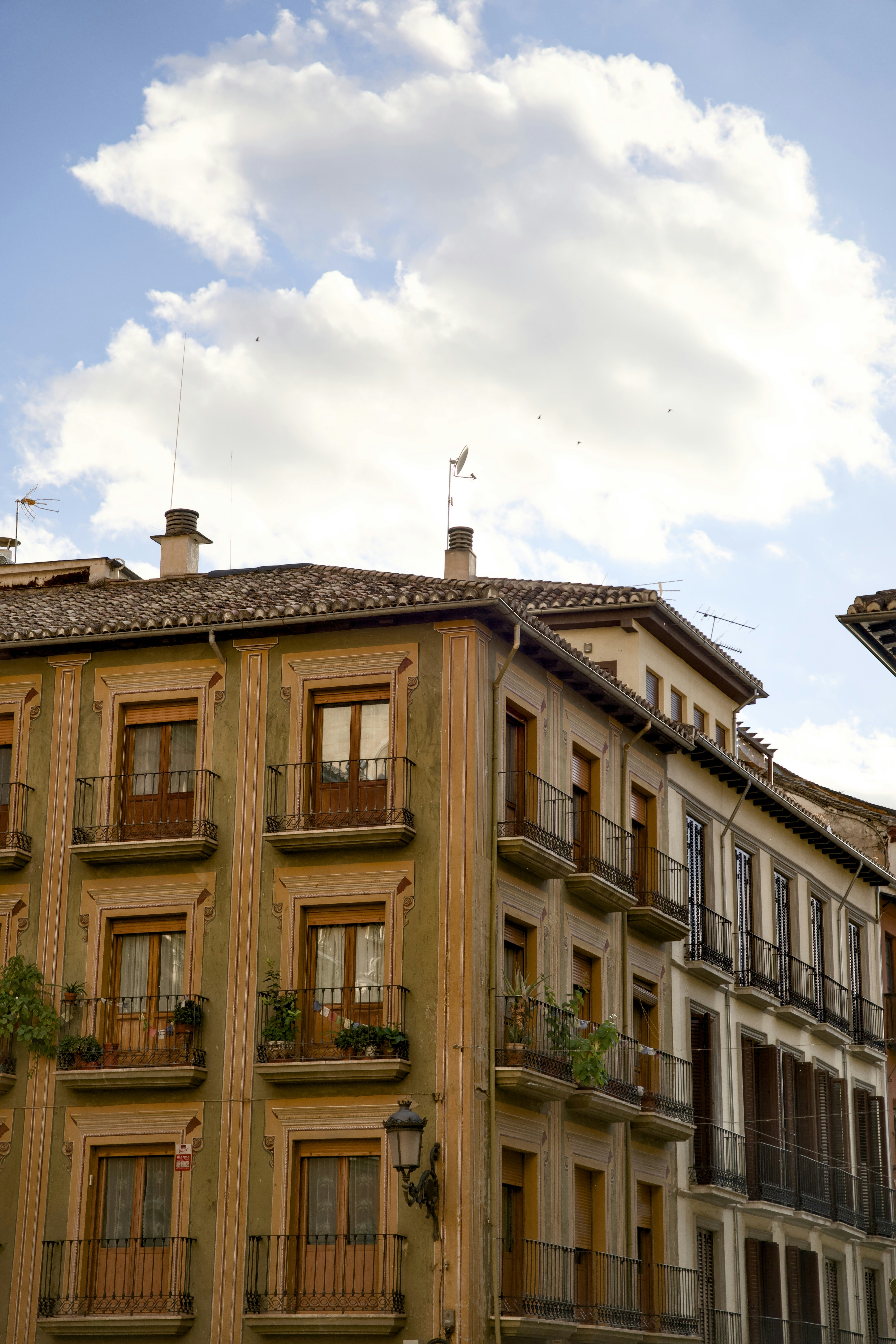 Prédios com varandas sob céu nublado